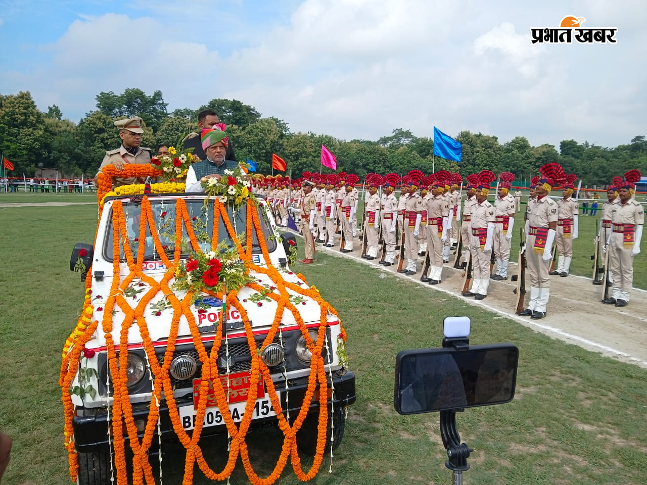 मोतिहारी के गांधी मैदान में तिरंगे को सलामी देते  व परेड का  निरीक्षण करते मंत्री श्रवण कुमार, | Prabhat Khabar Network