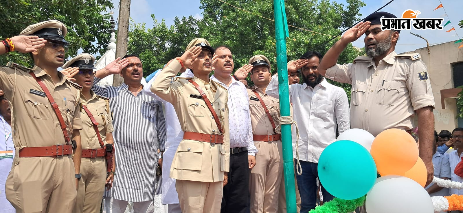 1.तरैया में तिरंगा को सलामी देते हुए तरैया प्रखंड प्रमुख प्रीति कुमारी 2. तरैया थाना पर तिरंगा को सलामी देते थानाध्यक्ष, बीडीओ,प्रमुख प्रतिनिधि व अन्य 3.तरैया में स्वतंत्रता दिवस की परेड में शामिल जवान | Prabhat Khabar Network