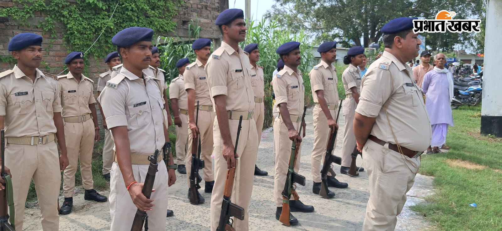 1.तरैया में तिरंगा को सलामी देते हुए तरैया प्रखंड प्रमुख प्रीति कुमारी 2. तरैया थाना पर तिरंगा को सलामी देते थानाध्यक्ष, बीडीओ,प्रमुख प्रतिनिधि व अन्य 3.तरैया में स्वतंत्रता दिवस की परेड में शामिल जवान | Prabhat Khabar Network