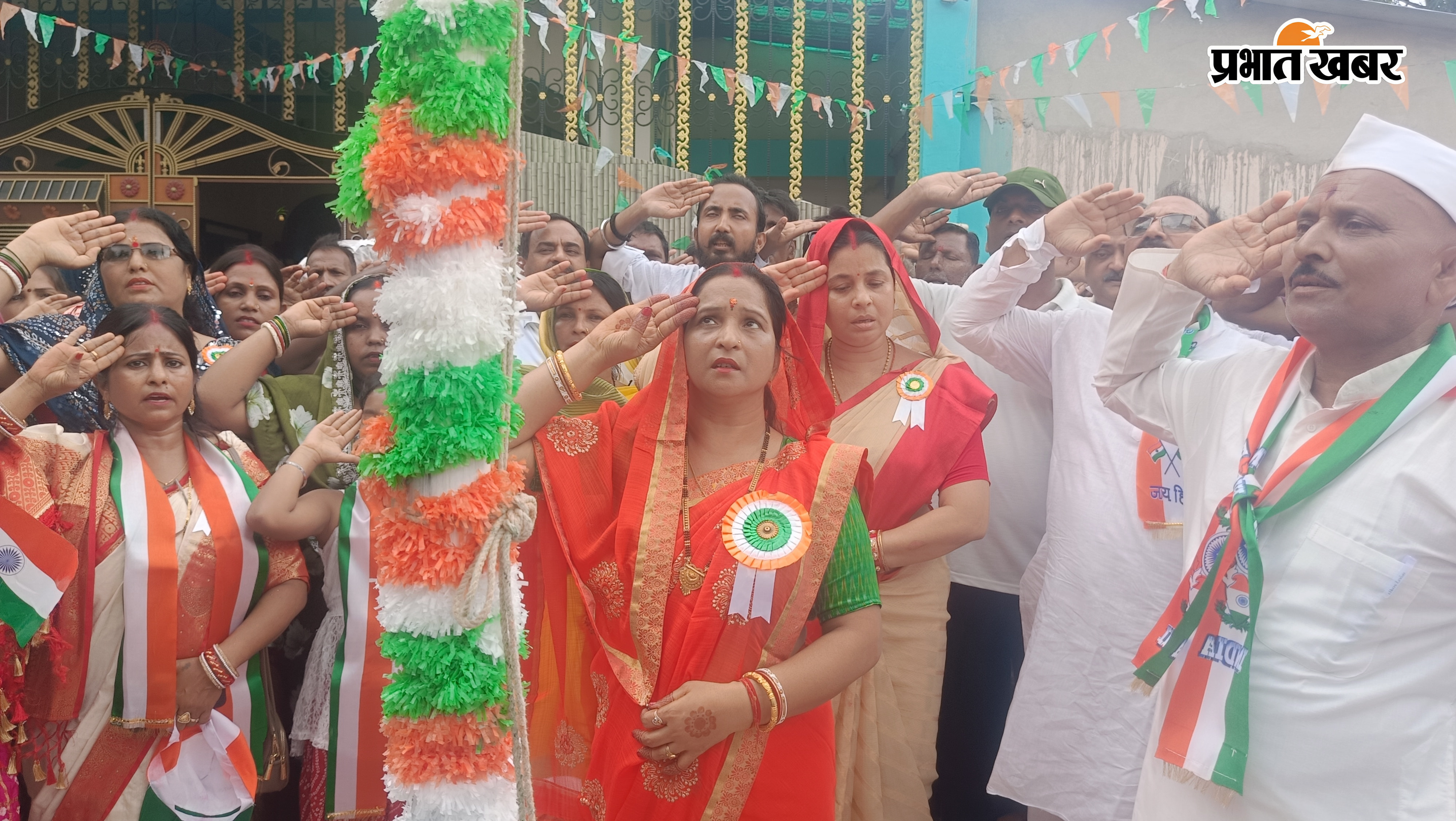 :- फोटो कैप्शन 01- गांधी चौक में झंडोतोलन के दौरान नरपतगंज बिधायक, मुख्य पार्षद, व नप ईओ. 02: अपने आवास में पूर्व मुख्य पार्षद | Prabhat Khabar Network