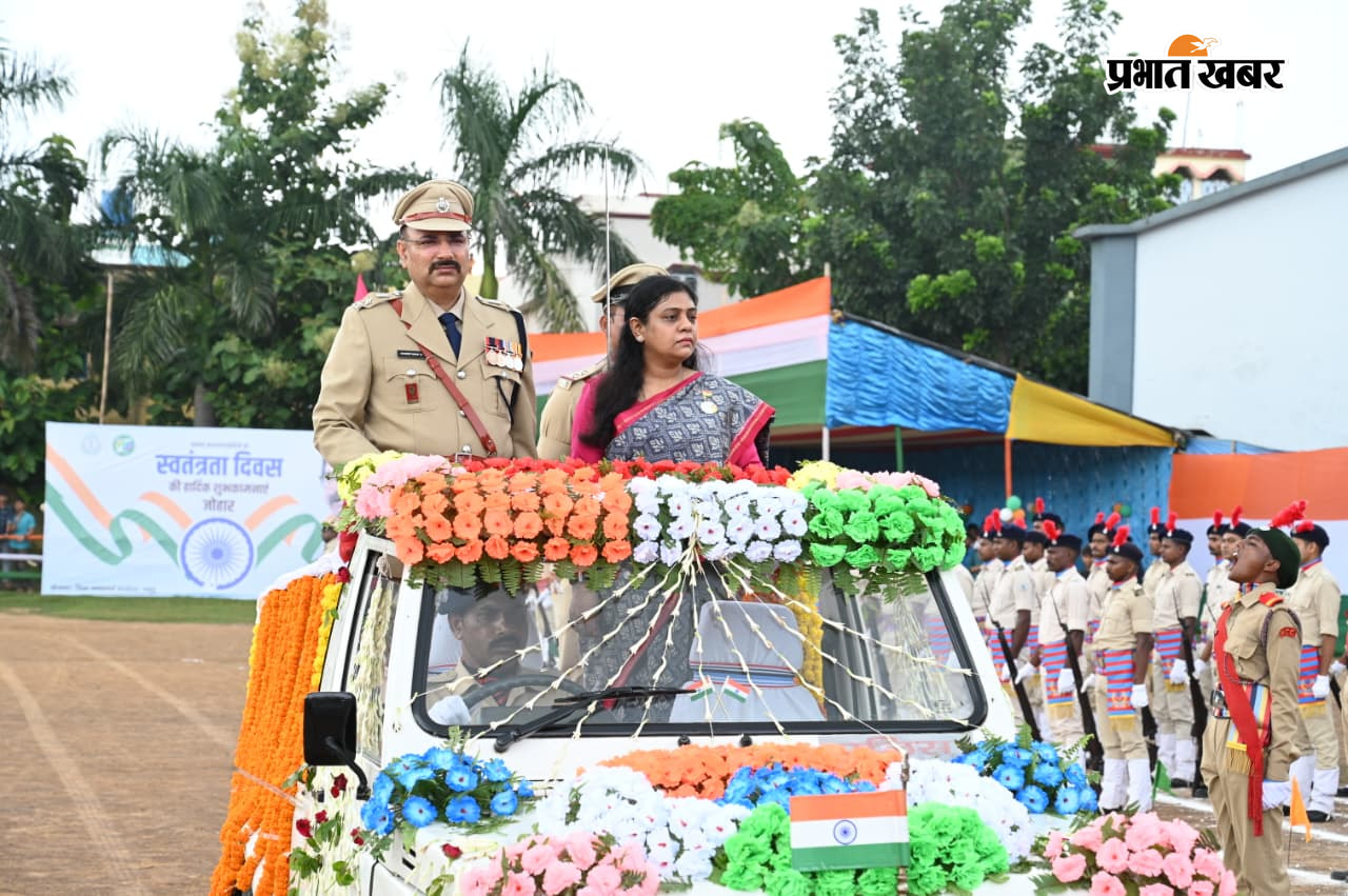 परेड का निरीक्षण करते अधिकारी.