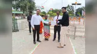 कोचाधामन में 'अभियान बसेरा-2' के तहत 31 भूमिहीन परिवारों को मिला वास भूमि का पर्चा: स्वतंत्रता दिवस पर प्रशासनिक अधिकारियों ने बांटी जमीन की पर्ची
