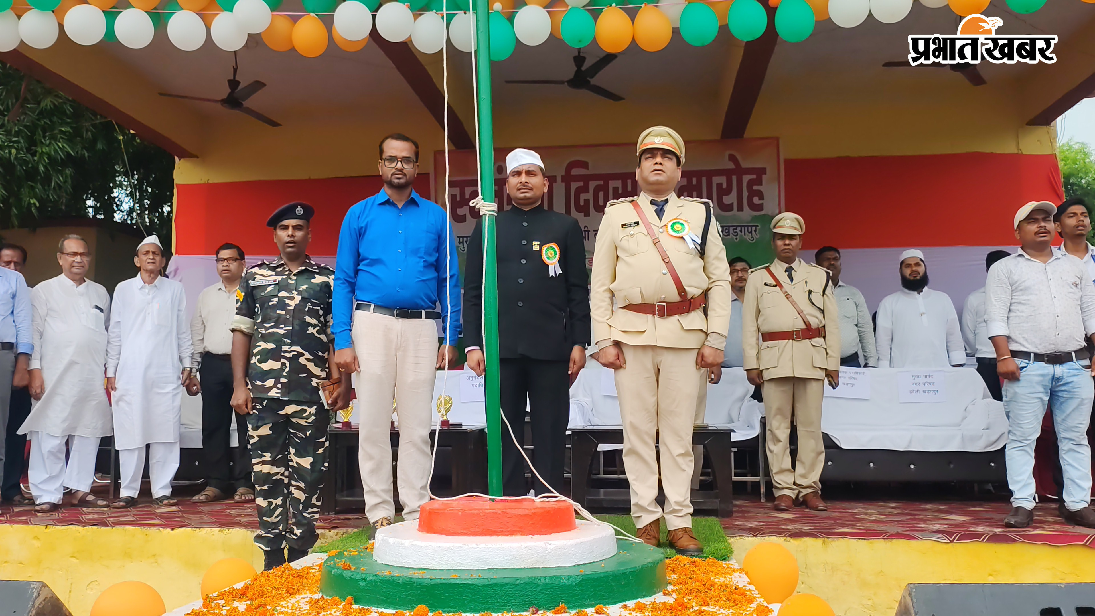 आरएसके उच्च विद्यालय मुख्य कार्यक्रम स्थल पर राष्ट्रगान गाते एसडीओ डीएसपी व अन्य जवाहर नवोदय विद्यालय में आयोजित कार्यक्रम में उपस्थित प्राचार्य शिक्षक व छात्र-छात्रा | Prabhat Khabar Network