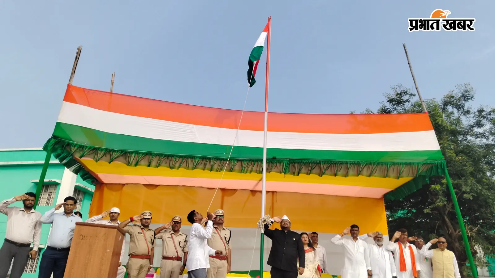 दाउदनगर में एसडीओ अमित राजन ने फहराया तिरंगा, 172 भूमिहीन परिवारों को मिला भूमि बंदोबस्ती का पर्चा