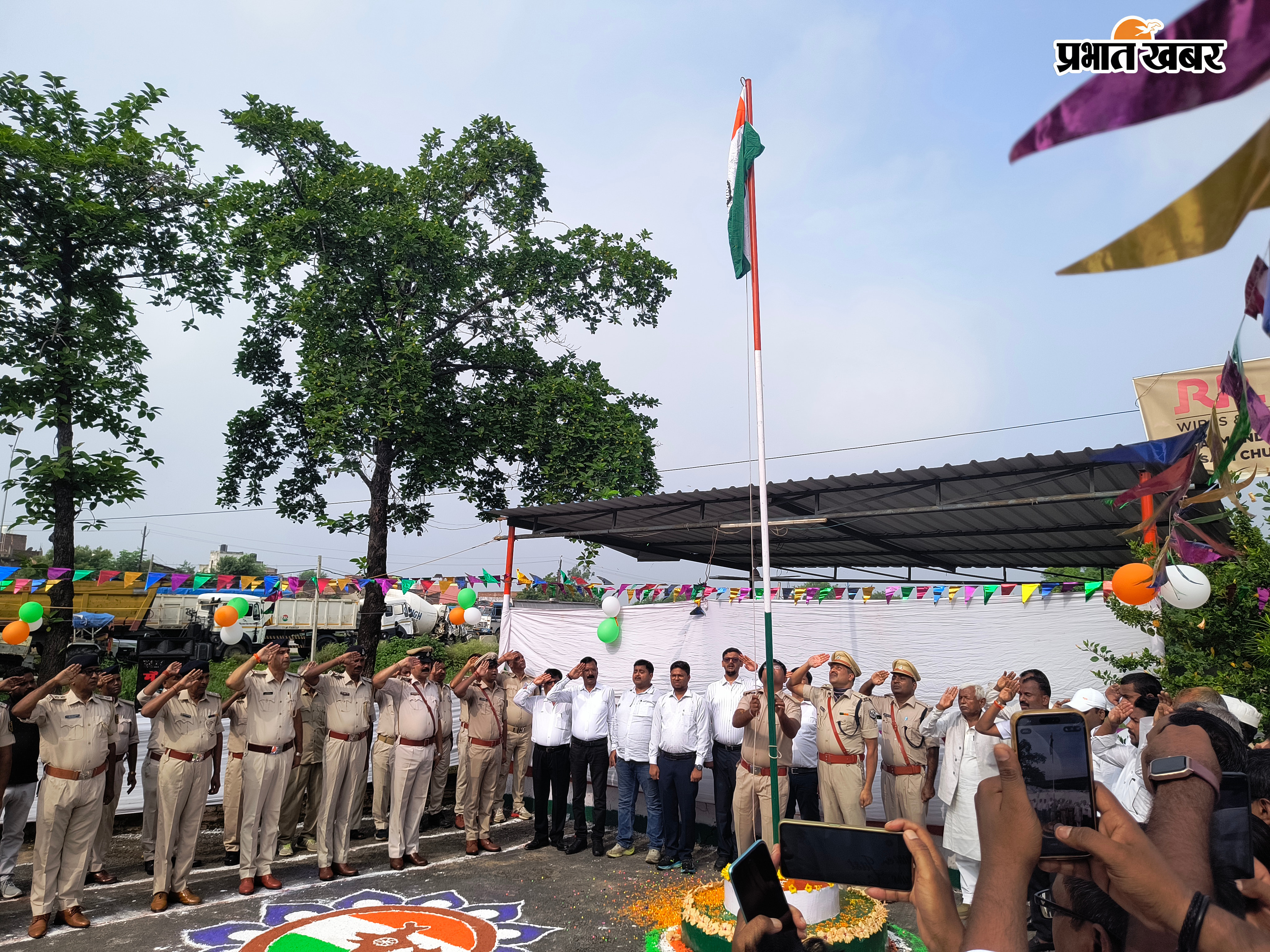 फोटो -तिरंगे को सलामी देते पुलिसकर्मी. | Prabhat Khabar Network