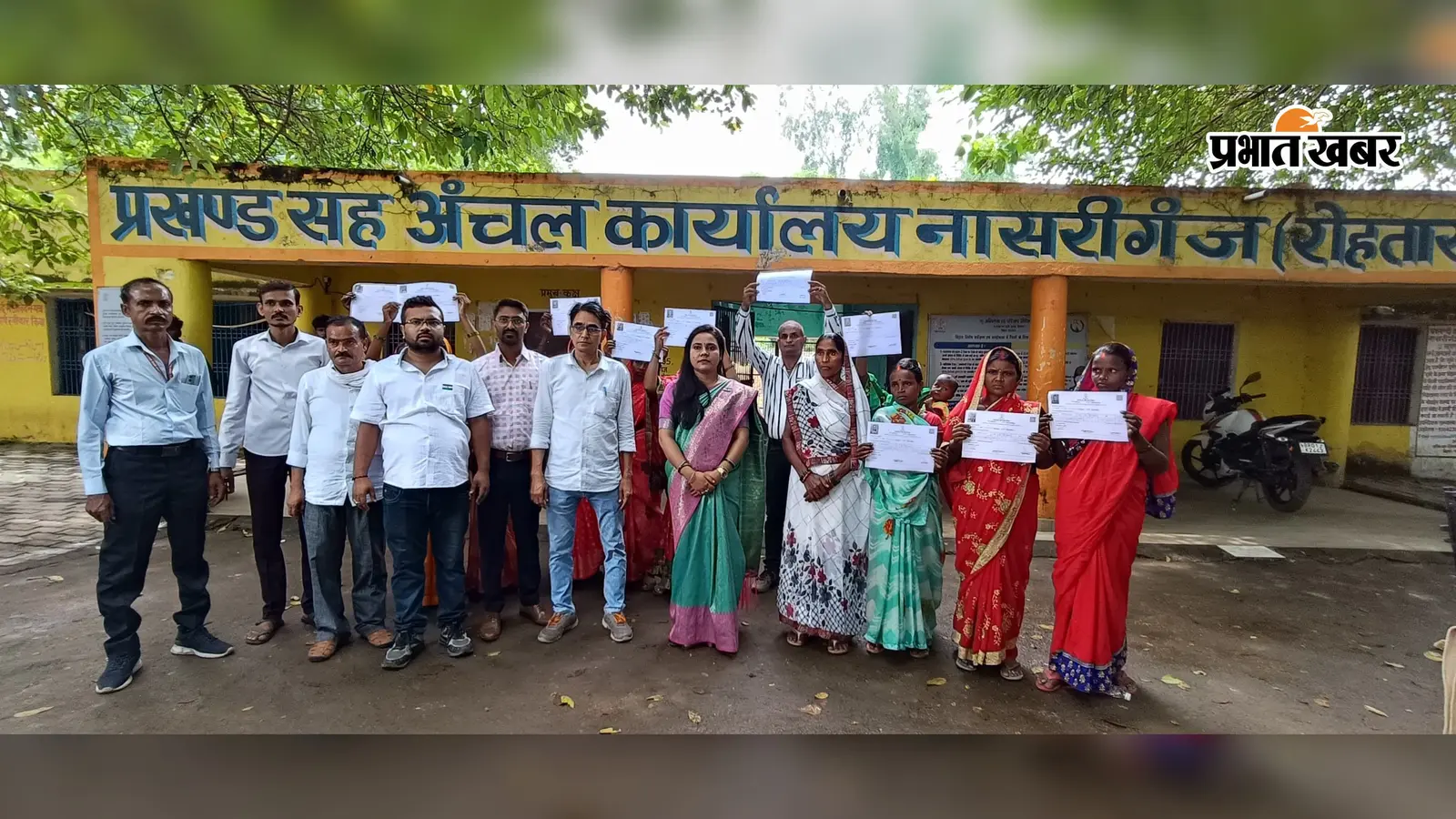 स्वतंत्रता दिवस पर रोहतास में 57 भूमिहीन परिवारों को मिला जमीन का पर्चा