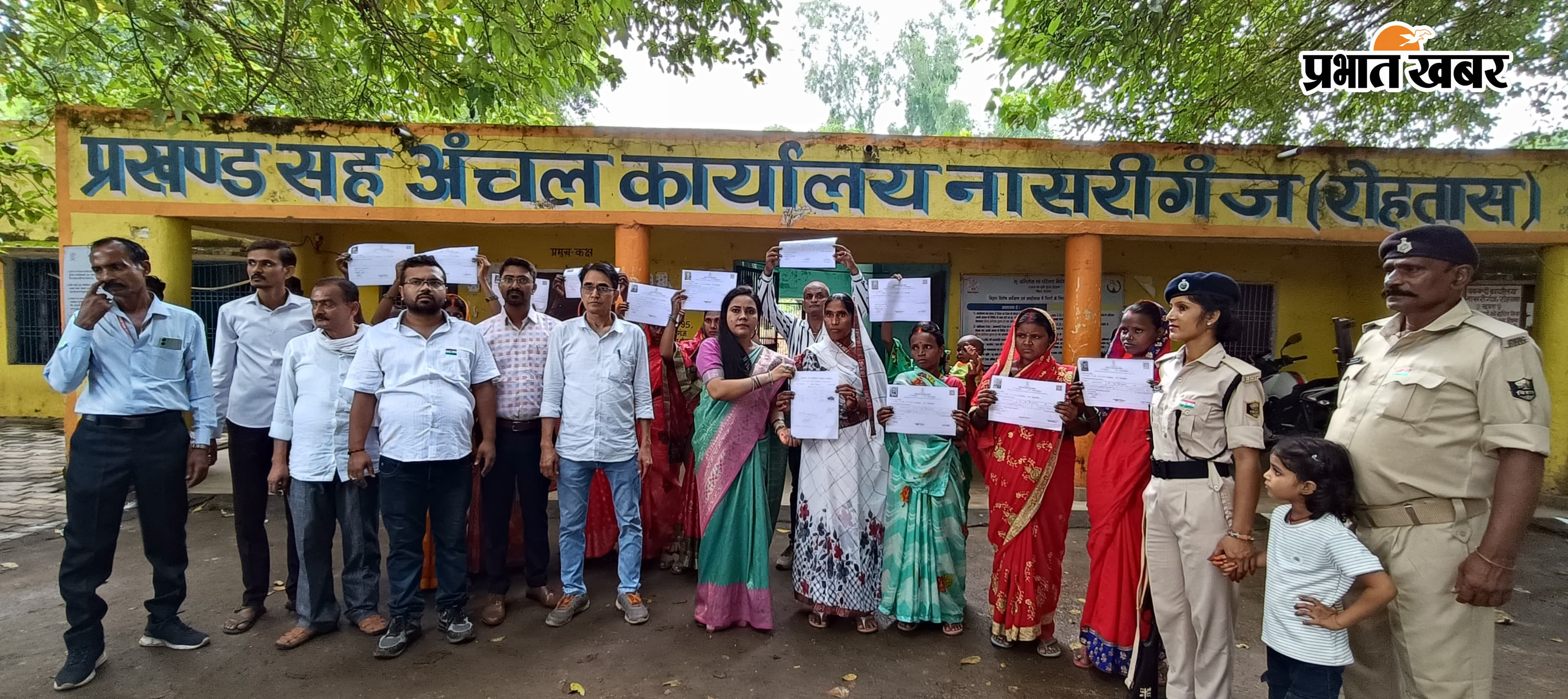 लाभुकों के बीच बंदोबस्ती पर्चा देती सीओ | Prabhat Khabar Network