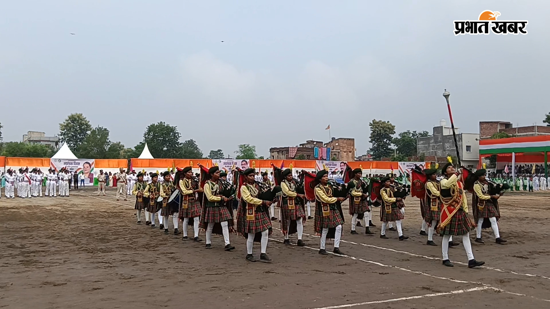 *फोटो: राष्ट्रगान मैं शामिल मंत्री व अन्य, परेड में शामिल छात्राएं एवं कार्यक्रम से संबंधित फोटो* | Prabhat Khabar Network