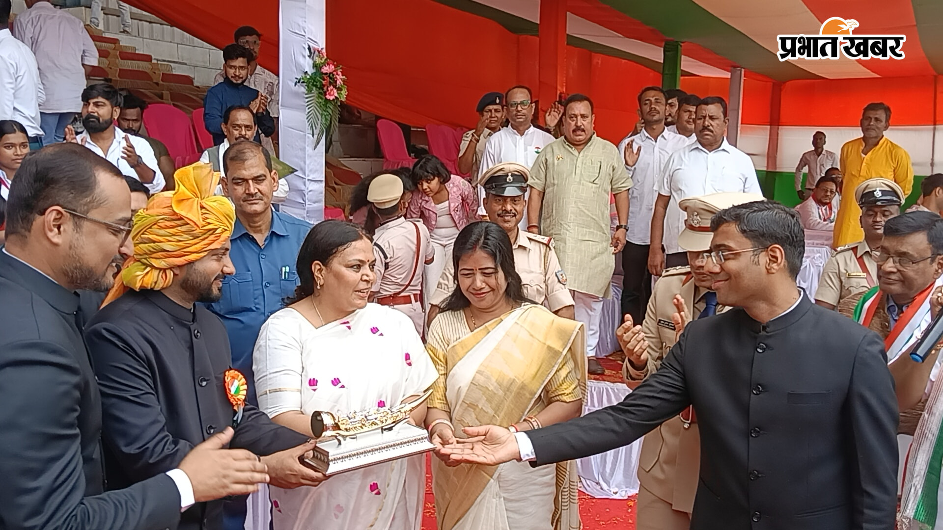 *फोटो: राष्ट्रगान मैं शामिल मंत्री व अन्य, परेड में शामिल छात्राएं, मंत्री को प्रतीक चिन्ह देते उपायुक्त व अन्य एवं कार्यक्रम से संबंधित फोटो* | Prabhat Khabar Network