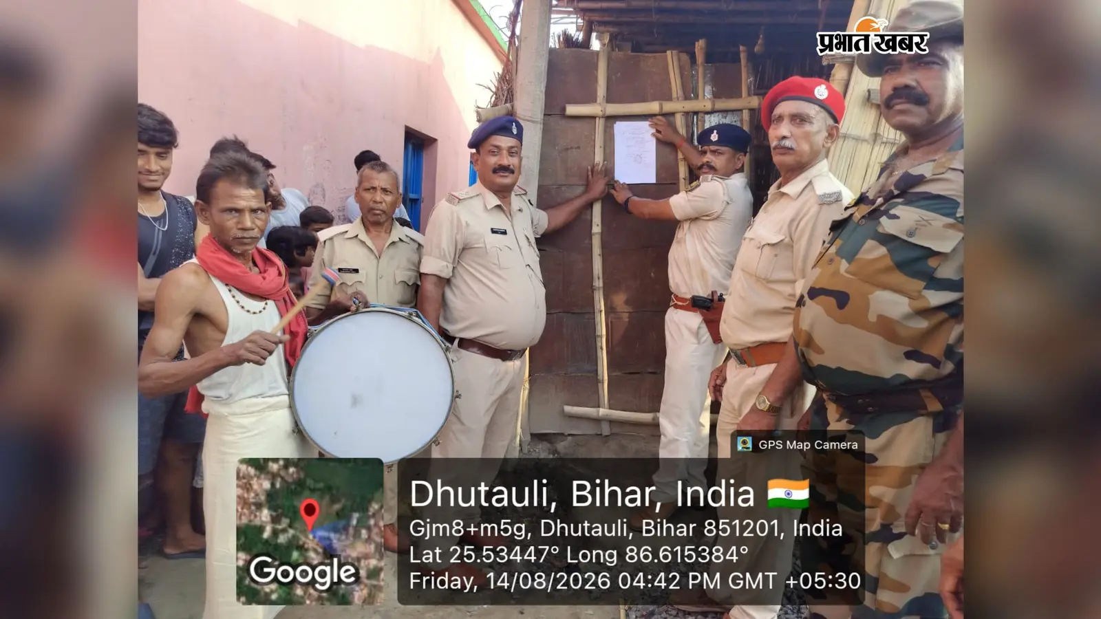 चौथम में आर्म्स एक्ट के 3 अभियुक्तों के घर पुलिस ने बजाया ढोल, चिपकाया इश्तिहार; सरेंडर न करने पर होगी कुर्की-जब्ती