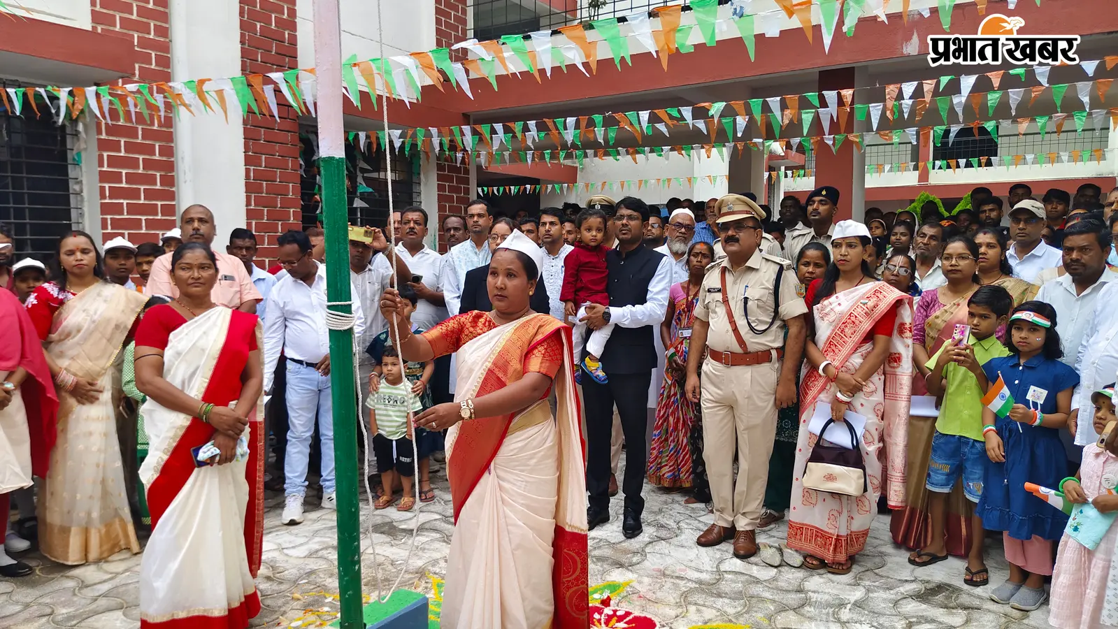 देशभक्ति के जज्बे से गूंजा पालोजोरी, जगह-जगह लहराया तिरंगा