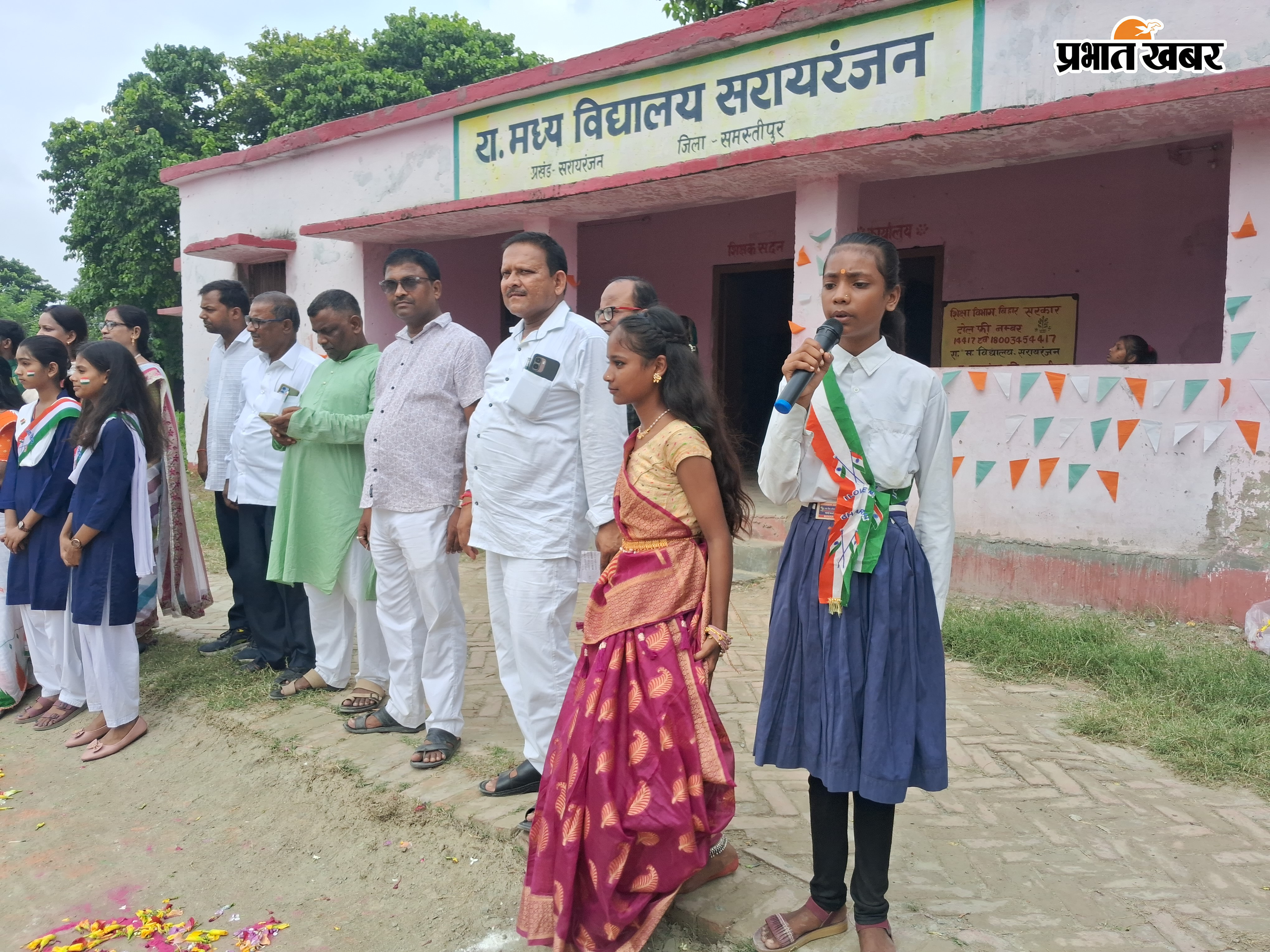 झंडा रोहण के दौरान उपस्थित बच्चे व झंडा रोहण करते पदाधिकारी | Prabhat Khabar Network