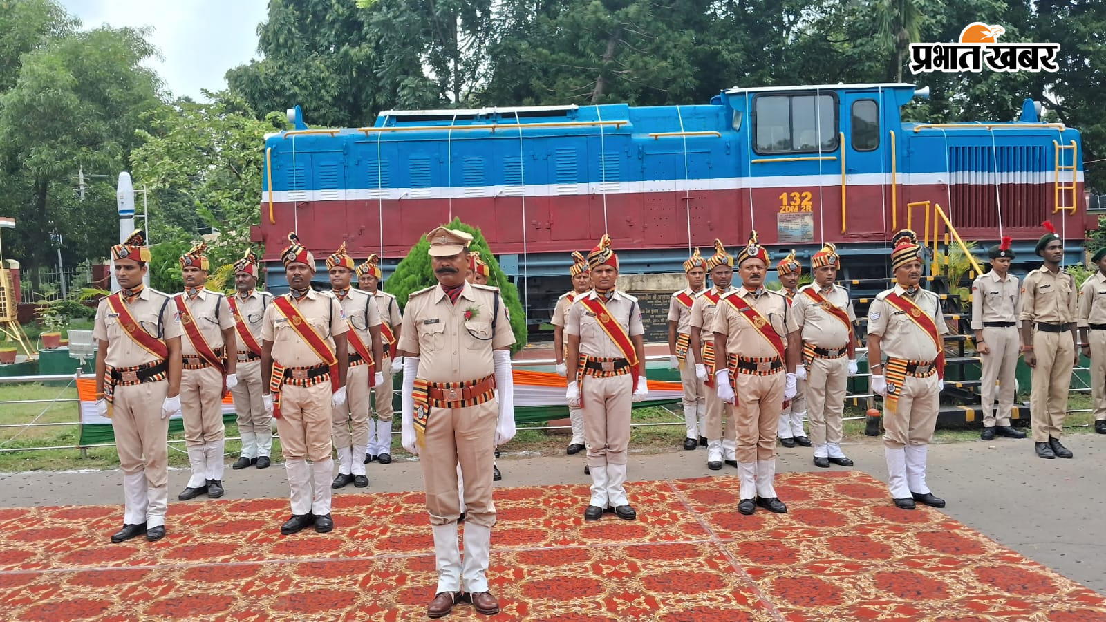 ध्वजारोहण करते मुख्य कारखाना प्रबंधक रेलवे सुरक्षा बल का परेड और उपस्थित रेल अधिकारी | Prabhat Khabar Network