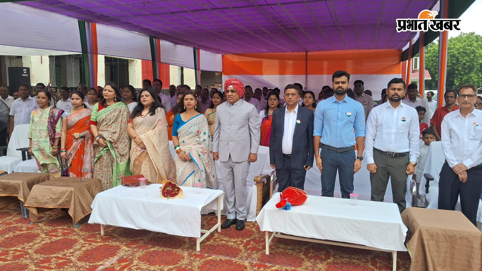 ध्वजारोहण करते मुख्य कारखाना प्रबंधक रेलवे सुरक्षा बल का परेड और उपस्थित रेल अधिकारी | Prabhat Khabar Network