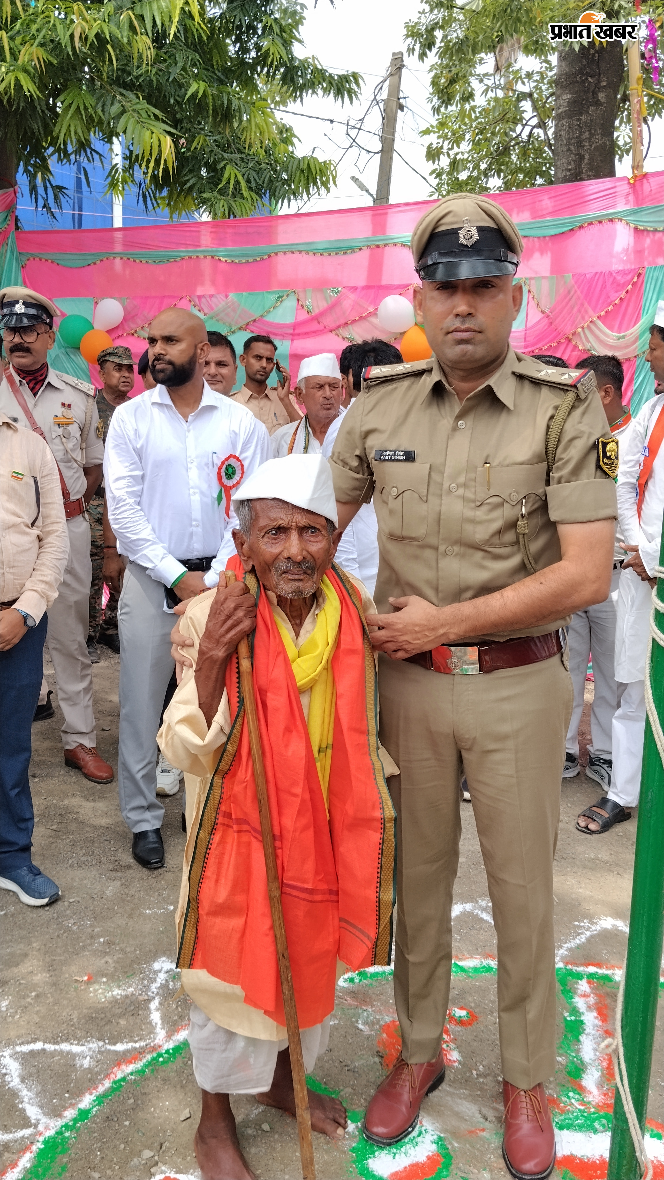 फोटो कैप्सन 1. बंजरिया थाना परिसर में संयुक्त रूप से झंडातोलन करते थानाध्यक्ष अमित सिंह एवं वरिष्ठ वृद्ध हीरामन ठाकुर व उपस्थित अन्य फोटो कैप्सन 2. झंडातोलन के बाद 125 वर्षीय वृद्ध को अंग वस्त्र ओढ़ा कर सम्मानित करते थानाध्यक्ष अमित सिंह | Prabhat Khabar Network