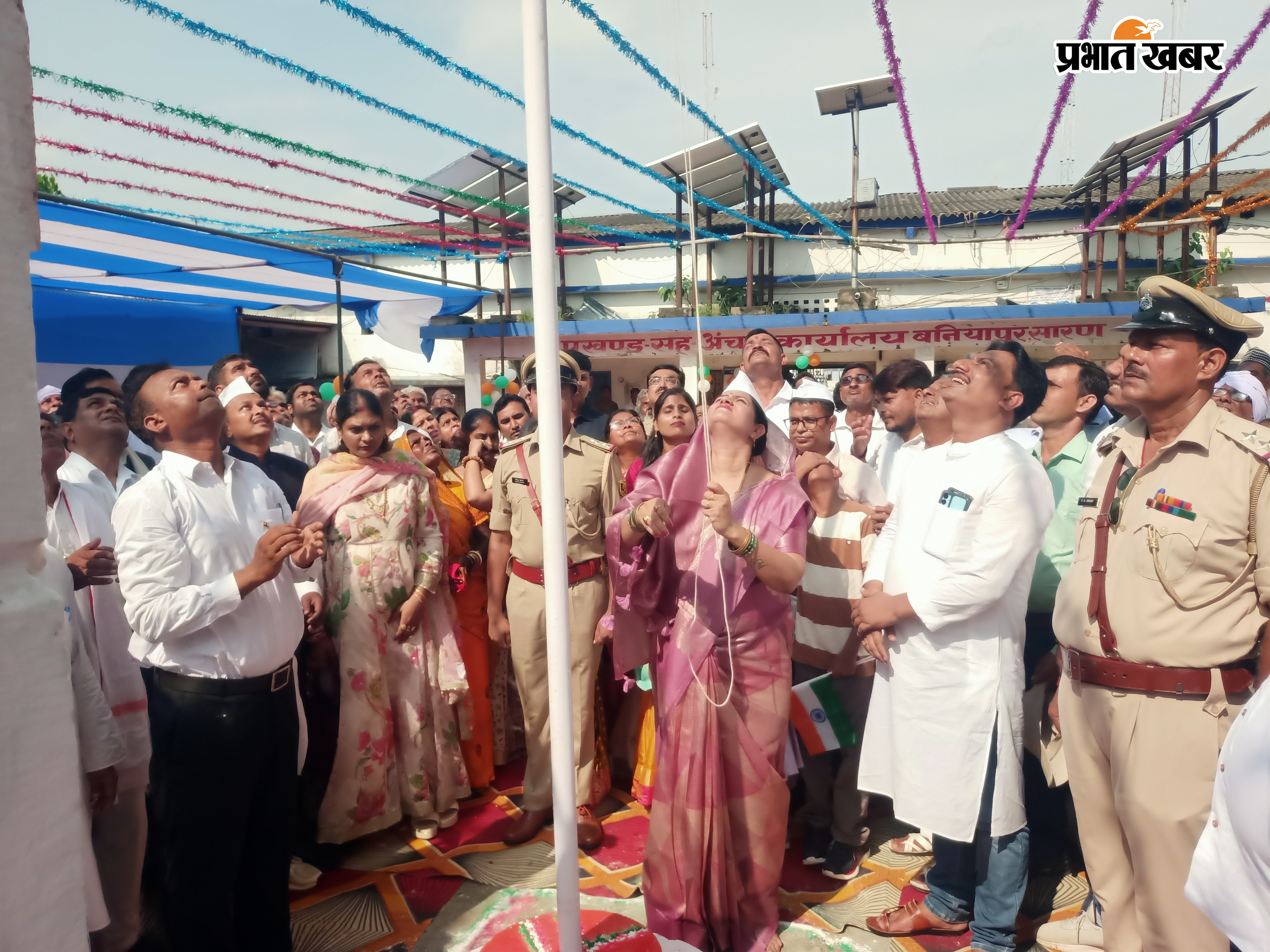 तिरंगे को सलामी देती प्रखंड प्रमुख,थानाध्यक्ष एवं अन्य | Prabhat Khabar Network