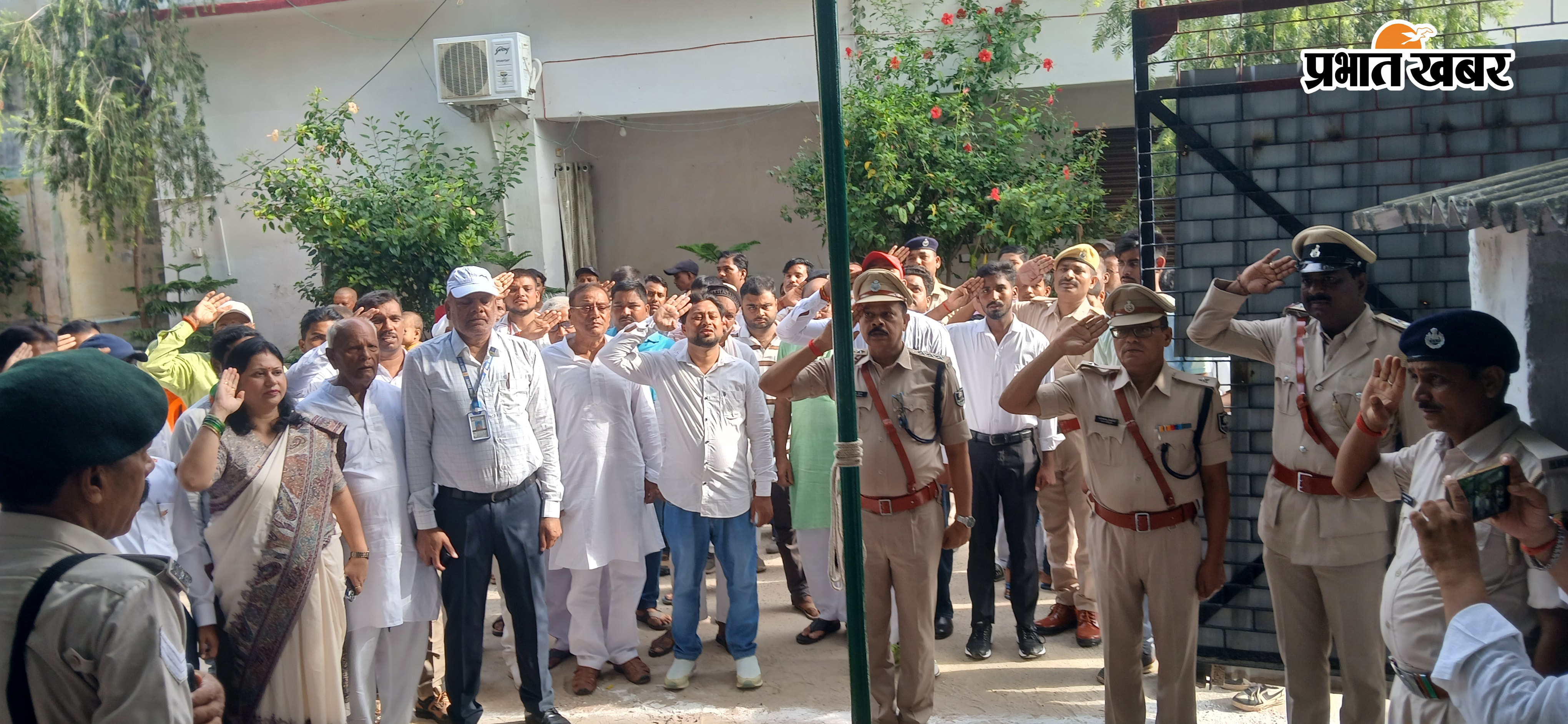 नगर परिषद कार्यालय में ध्वजारोहण करती सभापति तथा एसडीपीओ कार्यालय में एसडीपीओ राजेश कुमार | Prabhat Khabar Network