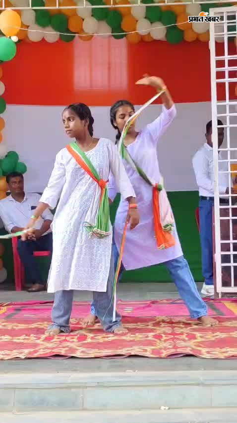 1, झंडोतलन करते शिक्षक 2 कार्यक्रम करते स्कूली बच्चे | Prabhat Khabar Network