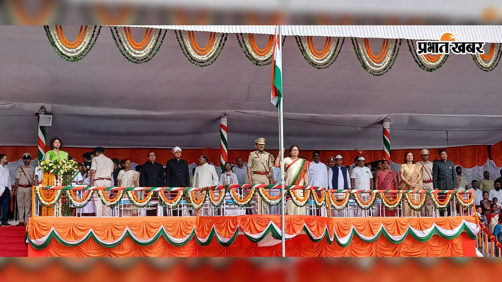सिमडेगा शहर से लेकर ग्रामीण क्षेत्रों तक देशभक्ति का उत्साह, डीसी कंचन सिंह ने किया ध्वजारोहण