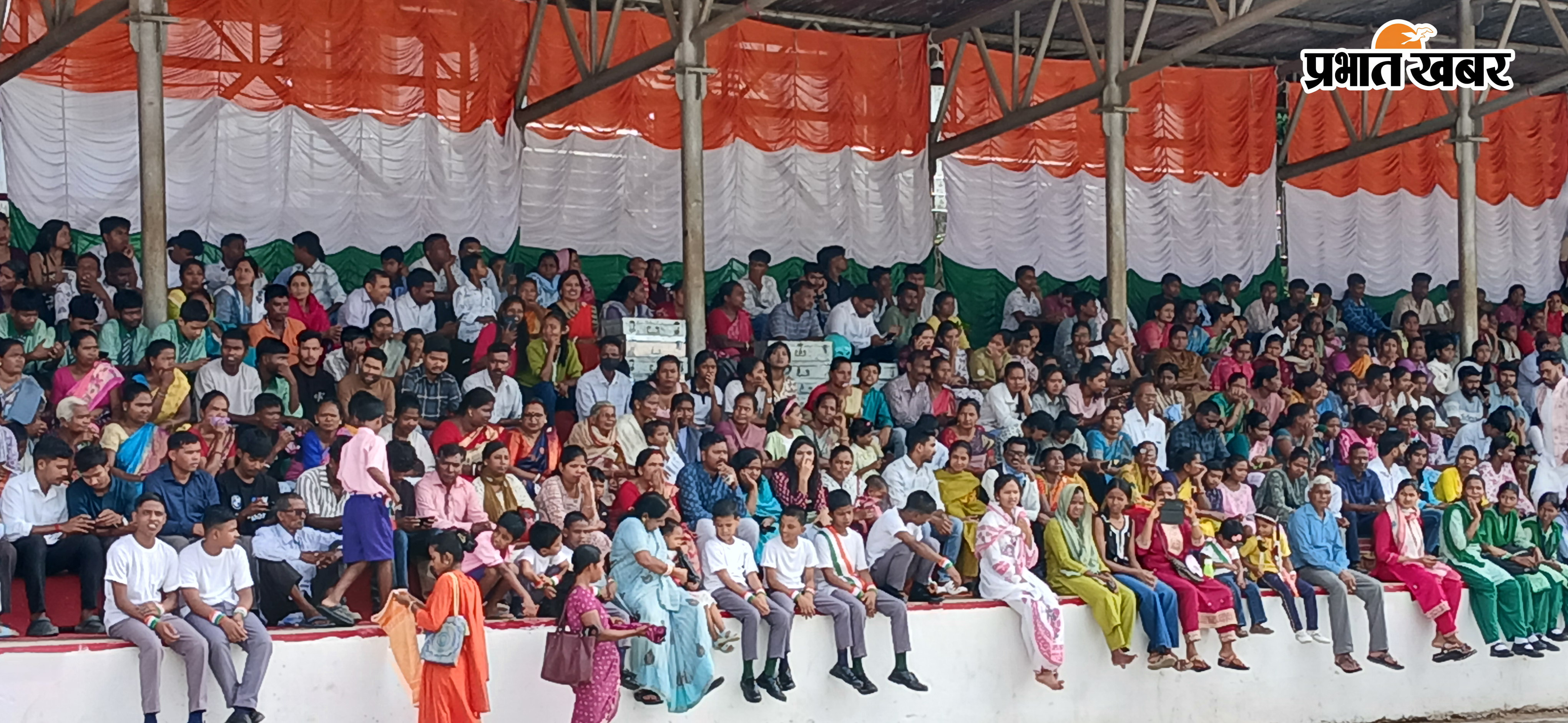 फोटो सिमडेगा अल्बर्ट एक्का स्टेडियम में तिरंगे को सलामी देती उपायुक्त व अन्य | Prabhat Khabar Network
