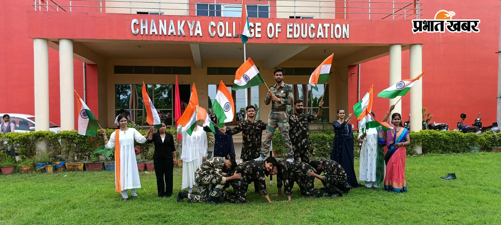 फोटो : स्वतंत्रता दिवस समारोह में मौजूद मुख्य अतिथि व प्रशिक्षु छात्र छात्राएं | Prabhat Khabar Network