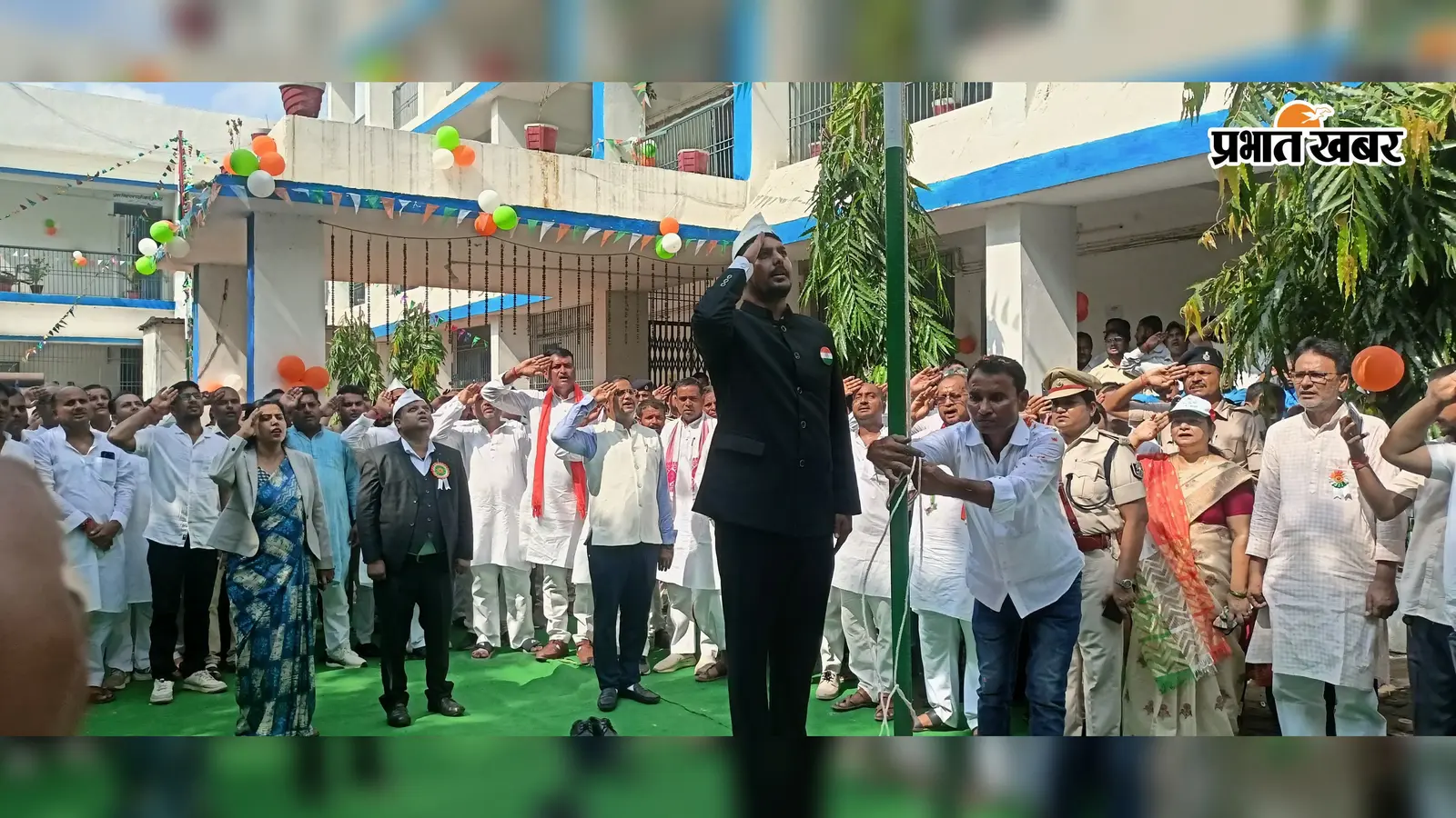 पुपरी में शान से लहराया तिरंगा, अनुमंडल कार्यालय से स्कूलों तक मनाया गया स्वतंत्रता दिवस