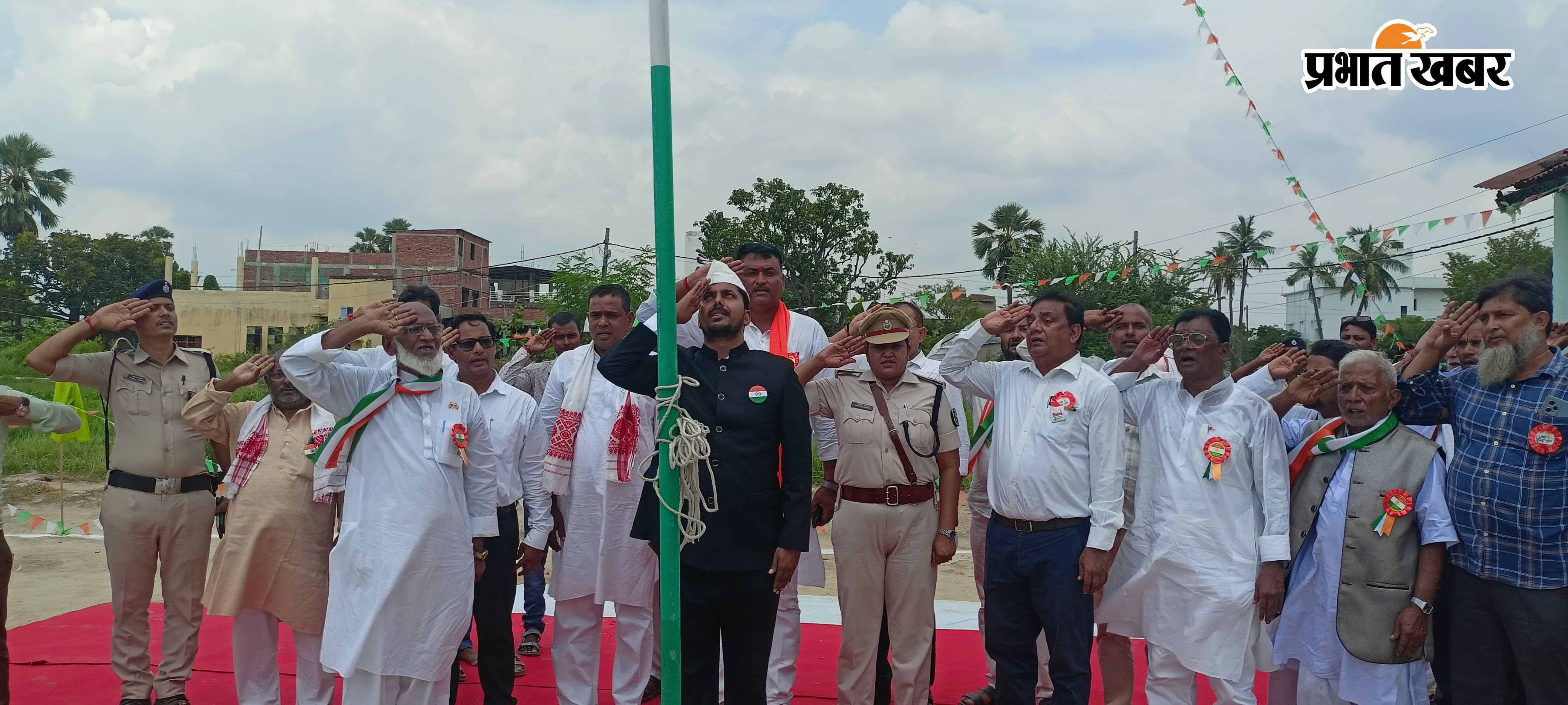 फोटो - झंडा को सलामी देते एसडीओ व अन्य. | Prabhat Khabar Network