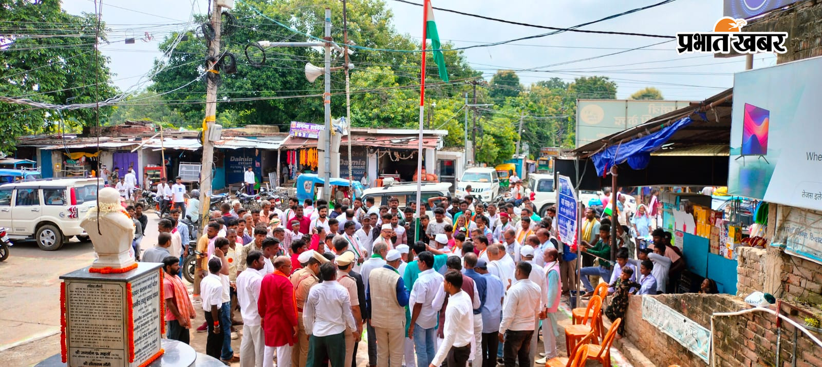 फोटो कैप्शन 01- सूर्यगढ़ा प्रखंड कार्यालय में राष्ट्रीय ध्वज पर राष्ट्रीय प्रमुख खुशबू कुमारी फोटो कैप्शन 02- सूर्यगढ़ा थाना में राष्ट्रीय ध्वज को सलामी देते थाना अध्यक्ष रोहित कुमार सिंह साथ में बीडीओ मंजुल मनोहर मधुप एवं सर्किल पुलिस इंस्पेक्टर राजीव कुमार फोटो कैप्शन 03- सूर्यगढ़ा नगर परिषद कार्यालय में राष्ट्रीय ध्वज को सलामी देती मुख्य पार्षद रूपम देवी सहित अन्य फोटो कैप्शन 4 - पटेल चौक सूर्यगढ़ा में झंडोतोलन कार्यक्रम में शामिल लोग | Prabhat Khabar Network
