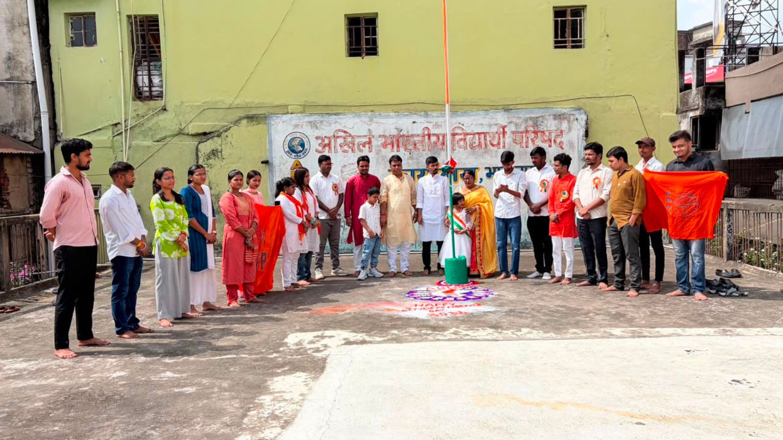 झंडोत्तोलन करने कार्यकर्ता