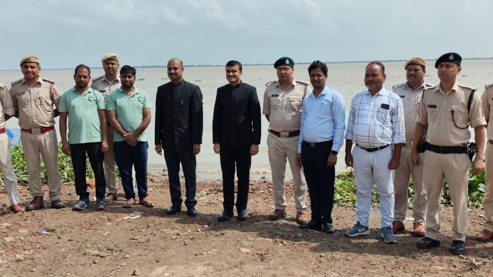 विलुप्तप्राय कछुए को प्राकृतिक आवास में छोड़ते हुए 