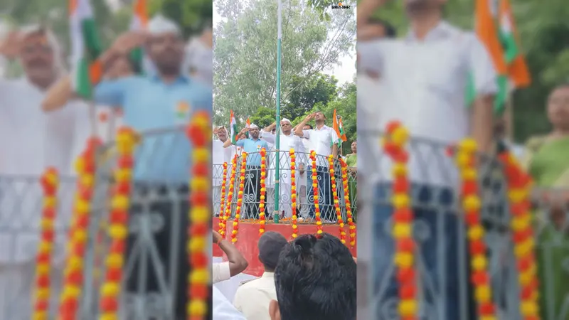 झंडे को सलामी देते प्रमुख हीरा प्रसाद सिंह, बीडीओ चंदन कुमार व अन्य | Prabhat Khabar Network