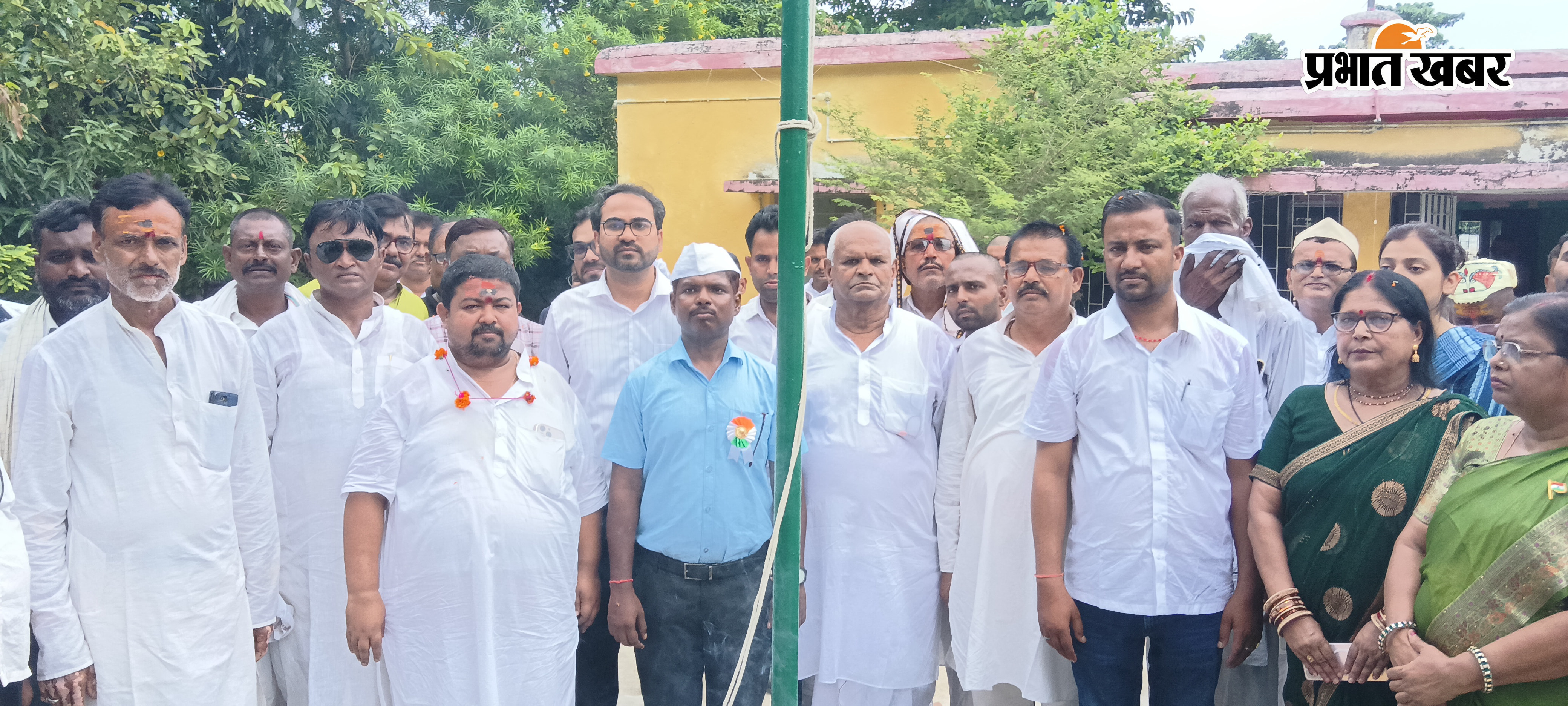 झंडे को सलामी देते प्रमुख हीरा प्रसाद सिंह, बीडीओ चंदन कुमार व अन्य | Prabhat Khabar Network