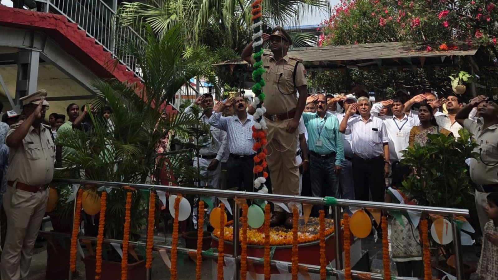 RPF पोस्ट पर इंस्पेक्टर ए.के. गिरी ने फहराया तिरंगा