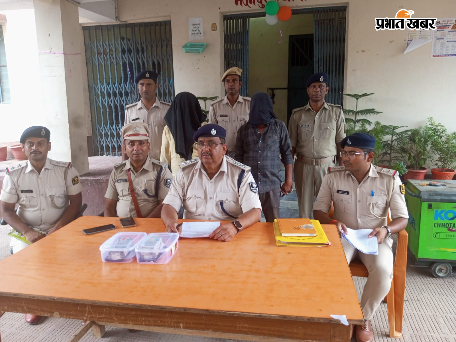 प्रेस वार्ता के दौरान जानकारी देते सदर एसडीपीओ दो आदित्य कुमार। बरामद जाली नोट | Prabhat Khabar Network