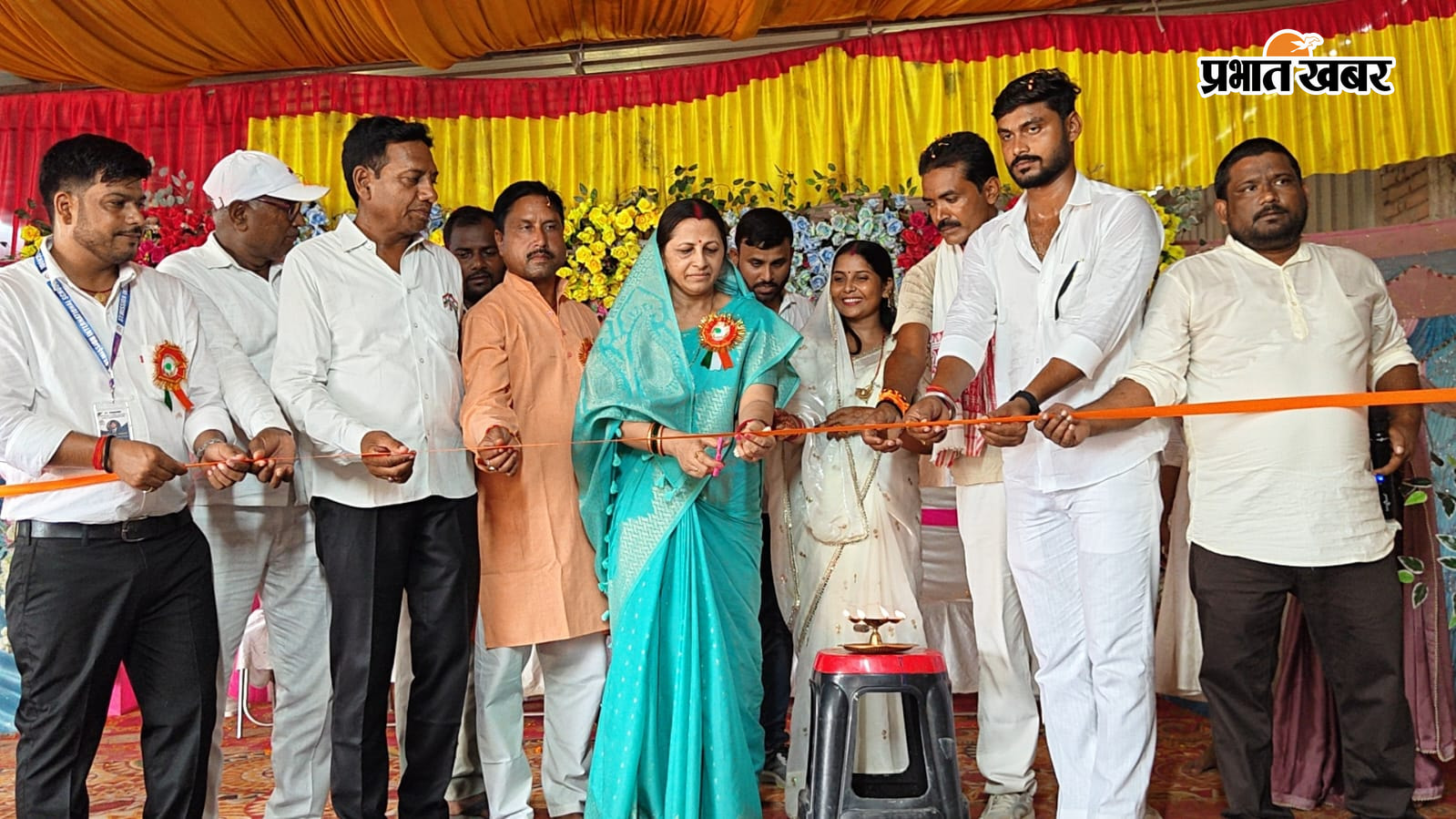 परसा प्रखंड कार्यालय परिसर में स्वतंत्रता दिवस के अवसर पर ध्वजारोहण करतीं प्रखंड प्रमुख सबिता देवी। साथ में उपस्थित अन्य पदाधिकारी एवं गणमान्य लोग। | Prabhat Khabar Network