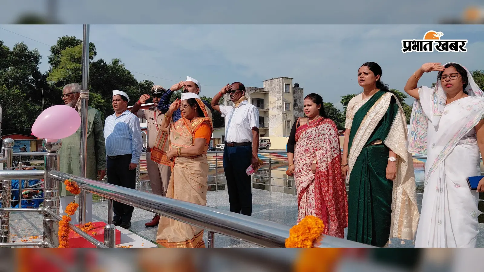 प्रखंड कार्यालय में प्रमुख डेजी कुमारी ने फहराया तिरंगा, सरकारी संस्थानों में भी शान से लहराया राष्ट्रीय ध्वज