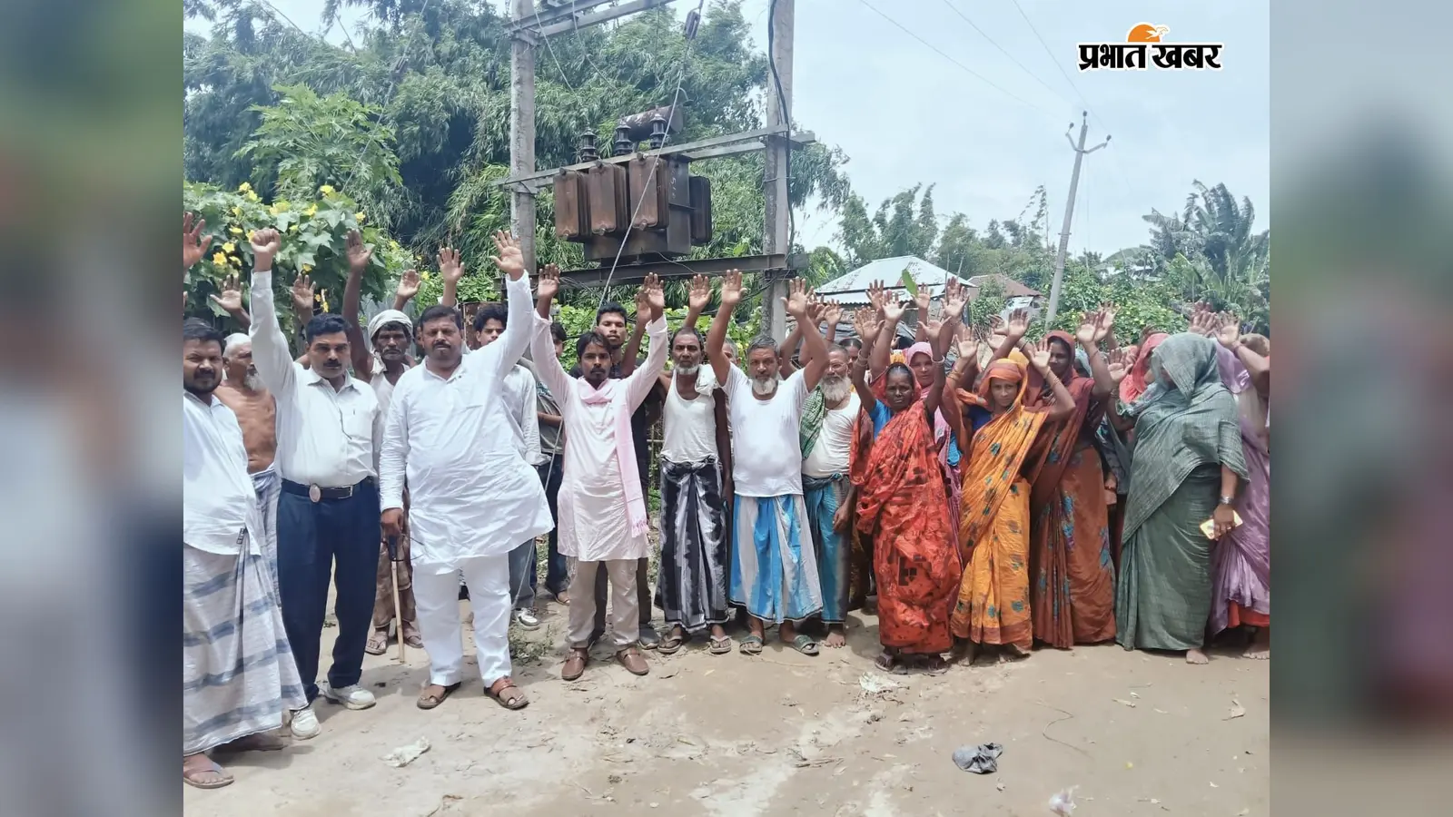 उमस भरी गर्मी में 10 दिनों से 'ब्लैकआउट' ट्रांसफार्मर जलने पर भड़के ग्रामीण, दी चक्का जाम की बड़ी चेतावनी