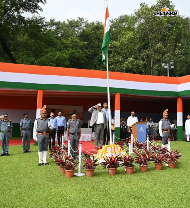 झंडा फहराते मुख्य अतिथि महाप्रबंधक मुकेश रंजन | Prabhat Khabar Network