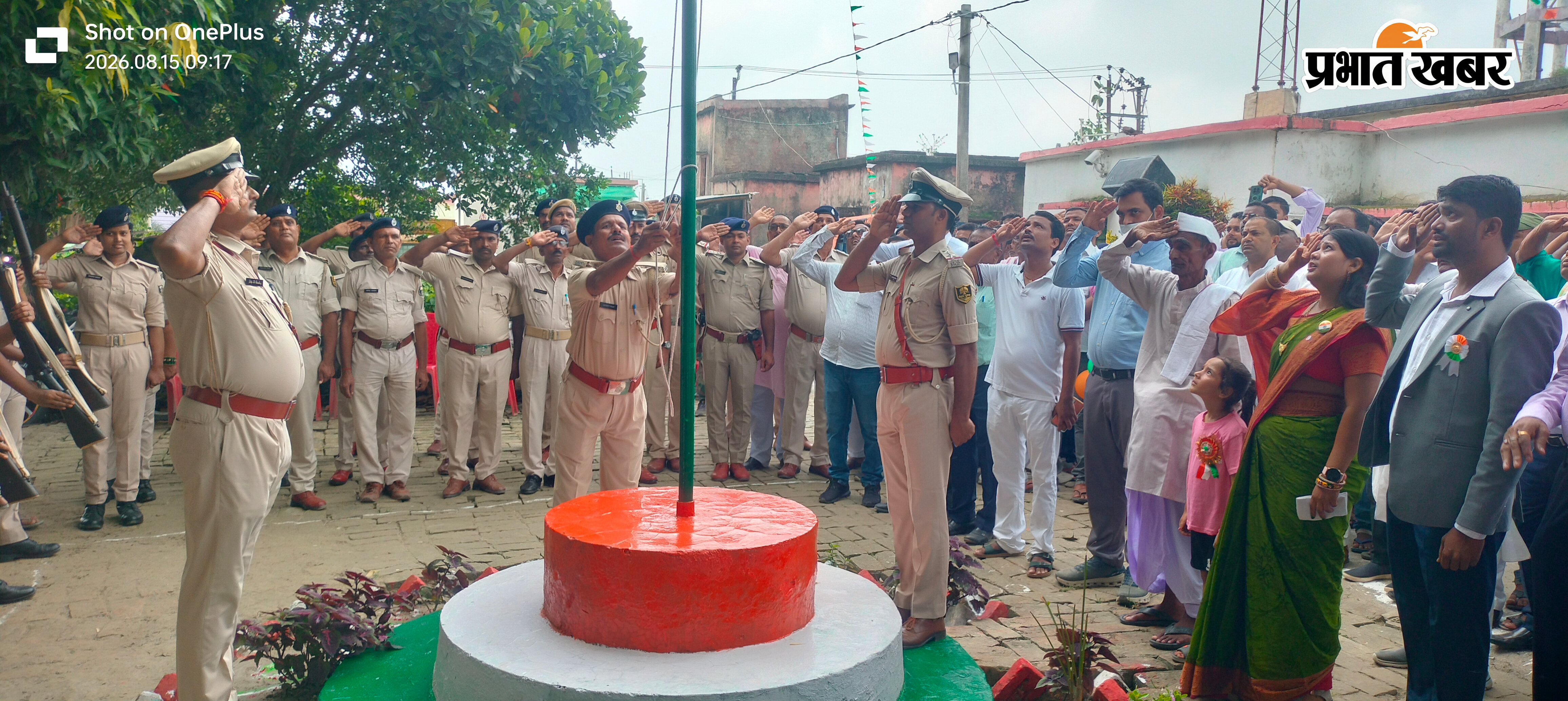 फोटो - सलखुआ,सहरसा - प्रखंड मुख्यालय में स्वतंत्रता दिवस के मौके पर राष्ट्रीय ध्वज फहराते प्रमुख सरिता संगम वीडियो वीरेंद्र कुमार को रवि कुमार थाना अध्यक्ष जितेंद्र ठाकुर सहित अन्य | Prabhat Khabar Network