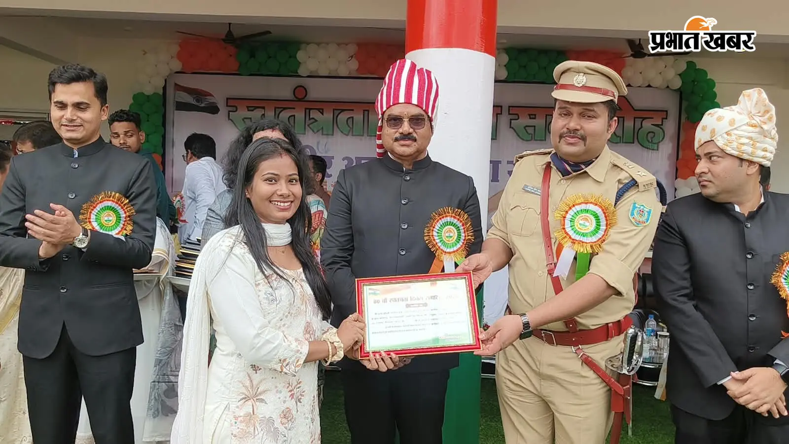 गुमला में स्वतंत्रता दिवस पर सम्मान समारोह, एडीपीआरओ एलिना दास को उत्कृष्ट कार्य के लिए मिला सम्मान