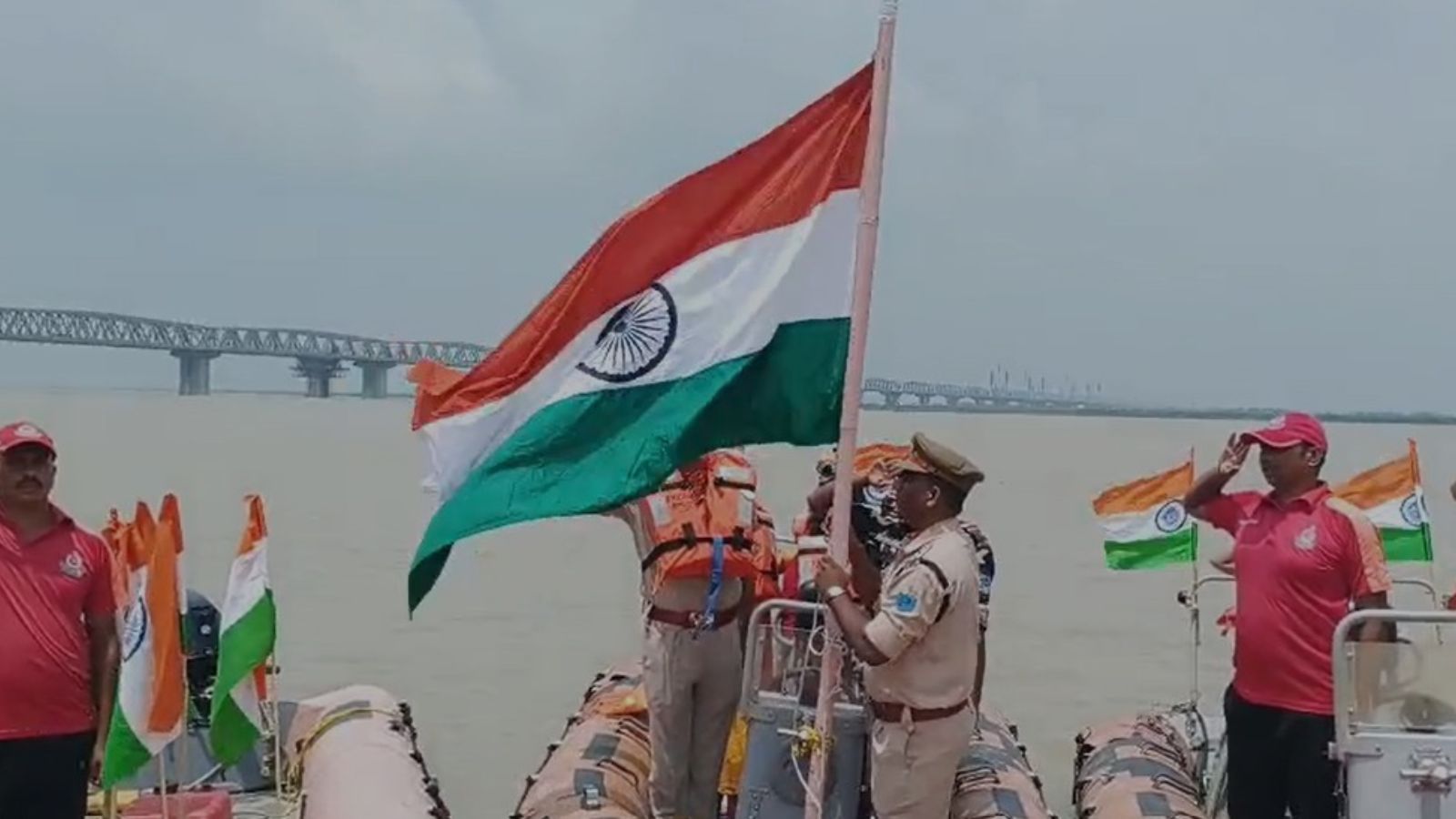 गंगा के बीच शान से लहराता तिरंगा