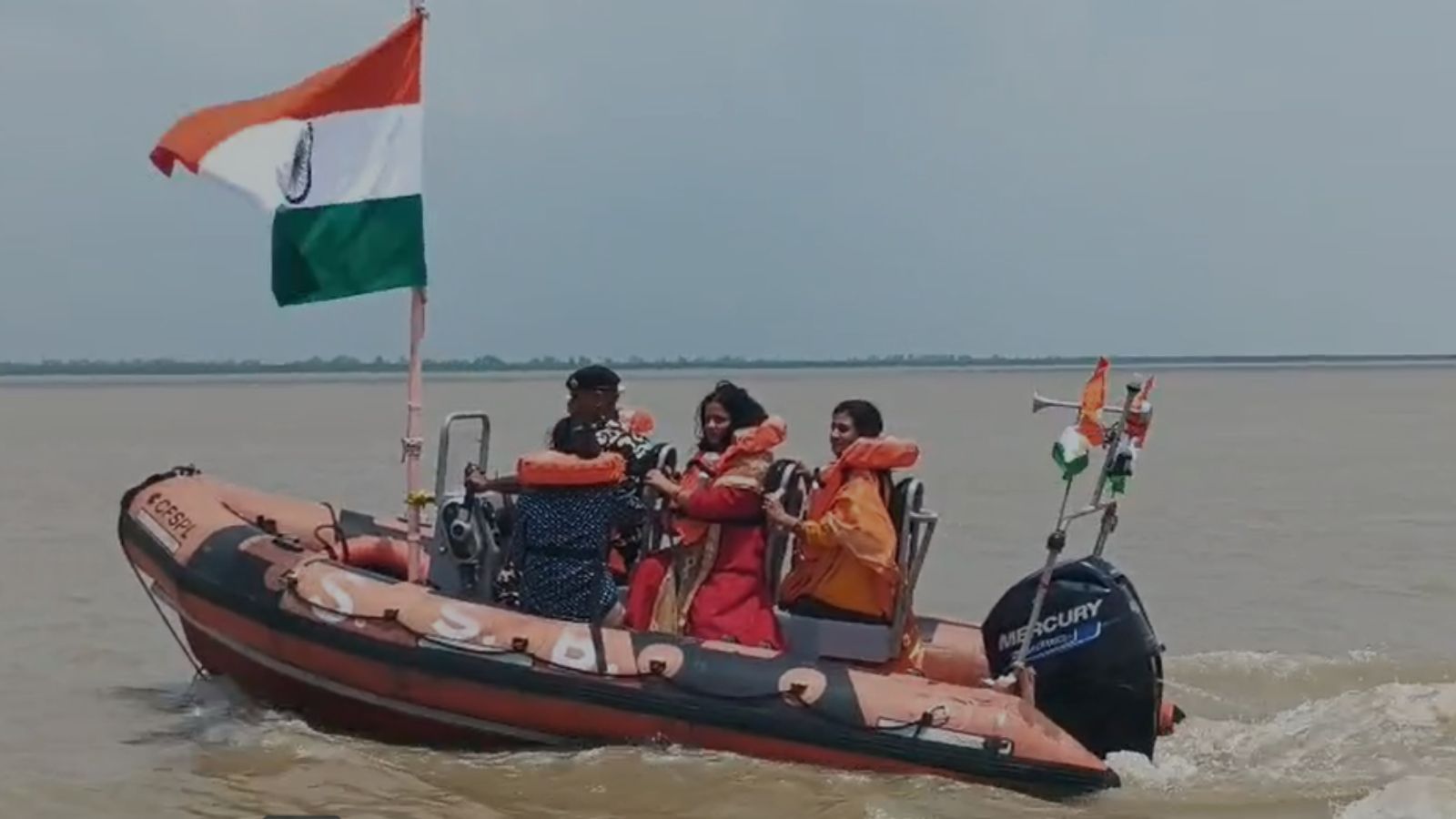 गंगा के बीच में रबर नाव पर सवार जवान
