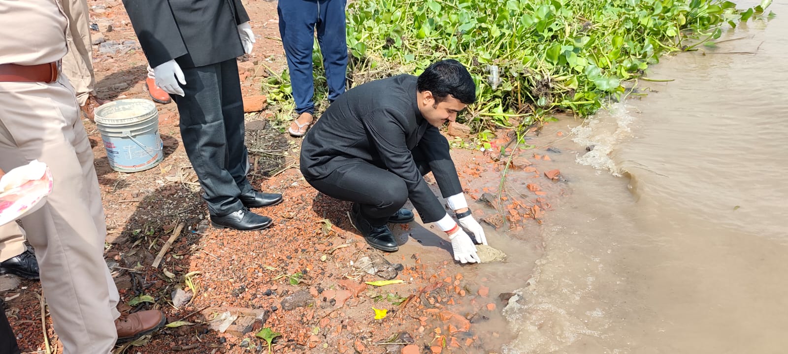 जल में कछुआ को छोड़ते DFO