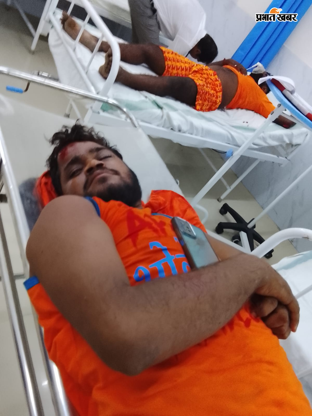 क्षतिग्रस्त कार्र एवं घायल यात्री का होता हुआ इलाज | Prabhat Khabar Network