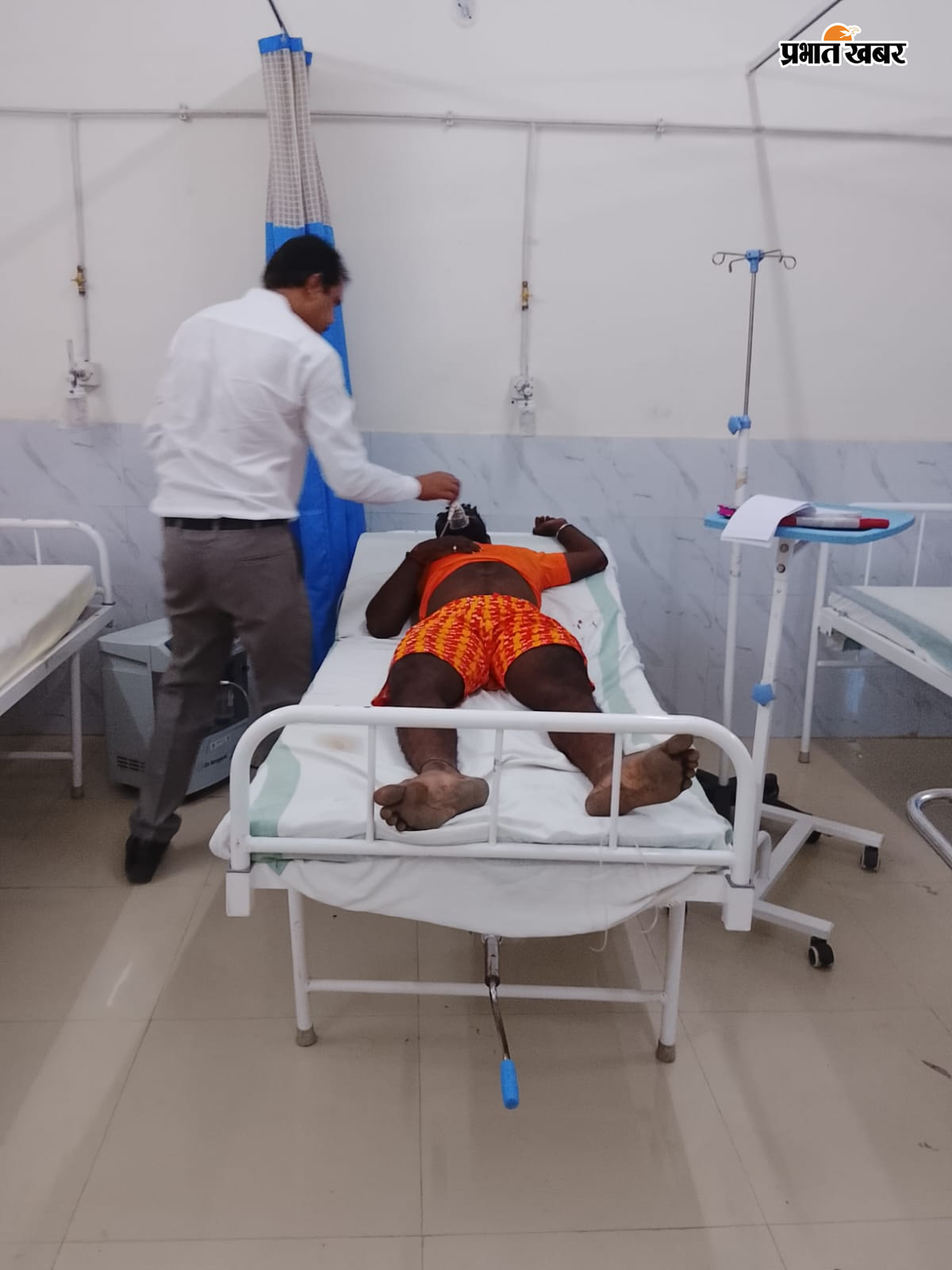 क्षतिग्रस्त कार्र एवं घायल यात्री का होता हुआ इलाज | Prabhat Khabar Network