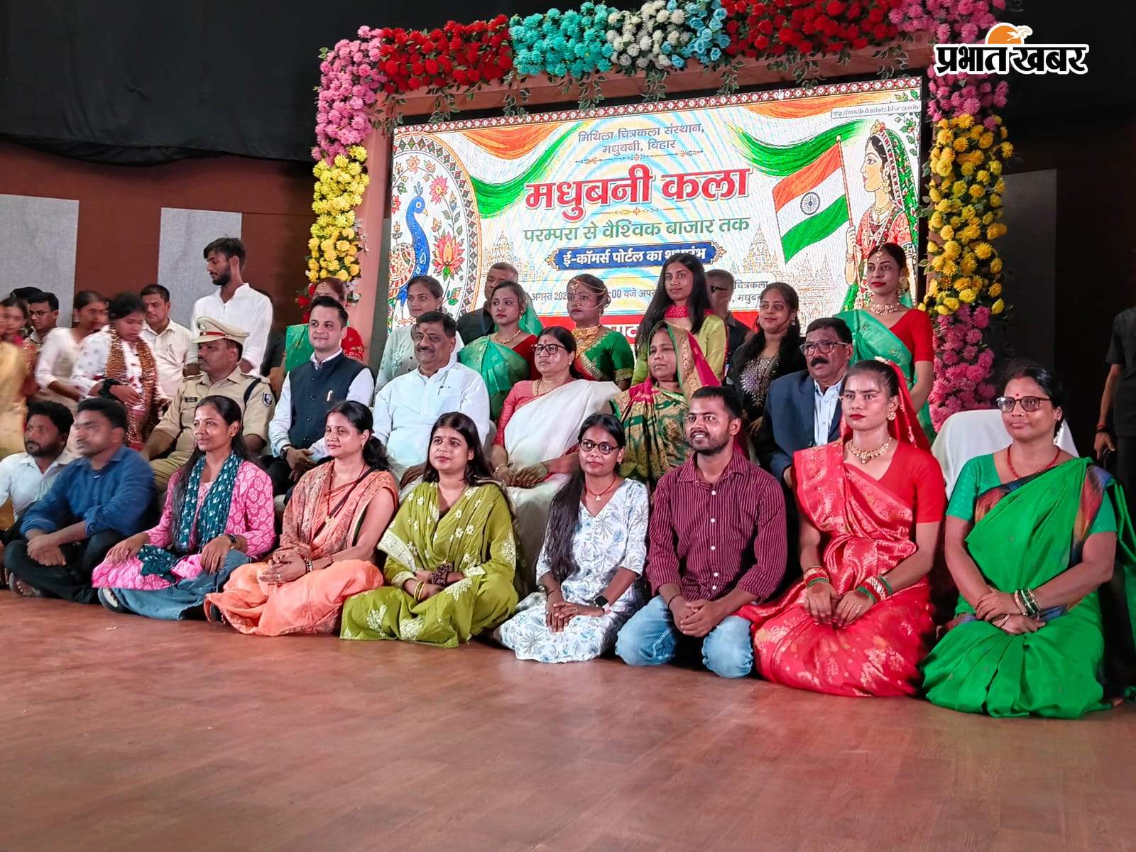प्रमाण पत्र के साथ डीएम व अन्य  कार्यक्रम में शामिल कलाकार | Prabhat Khabar Network