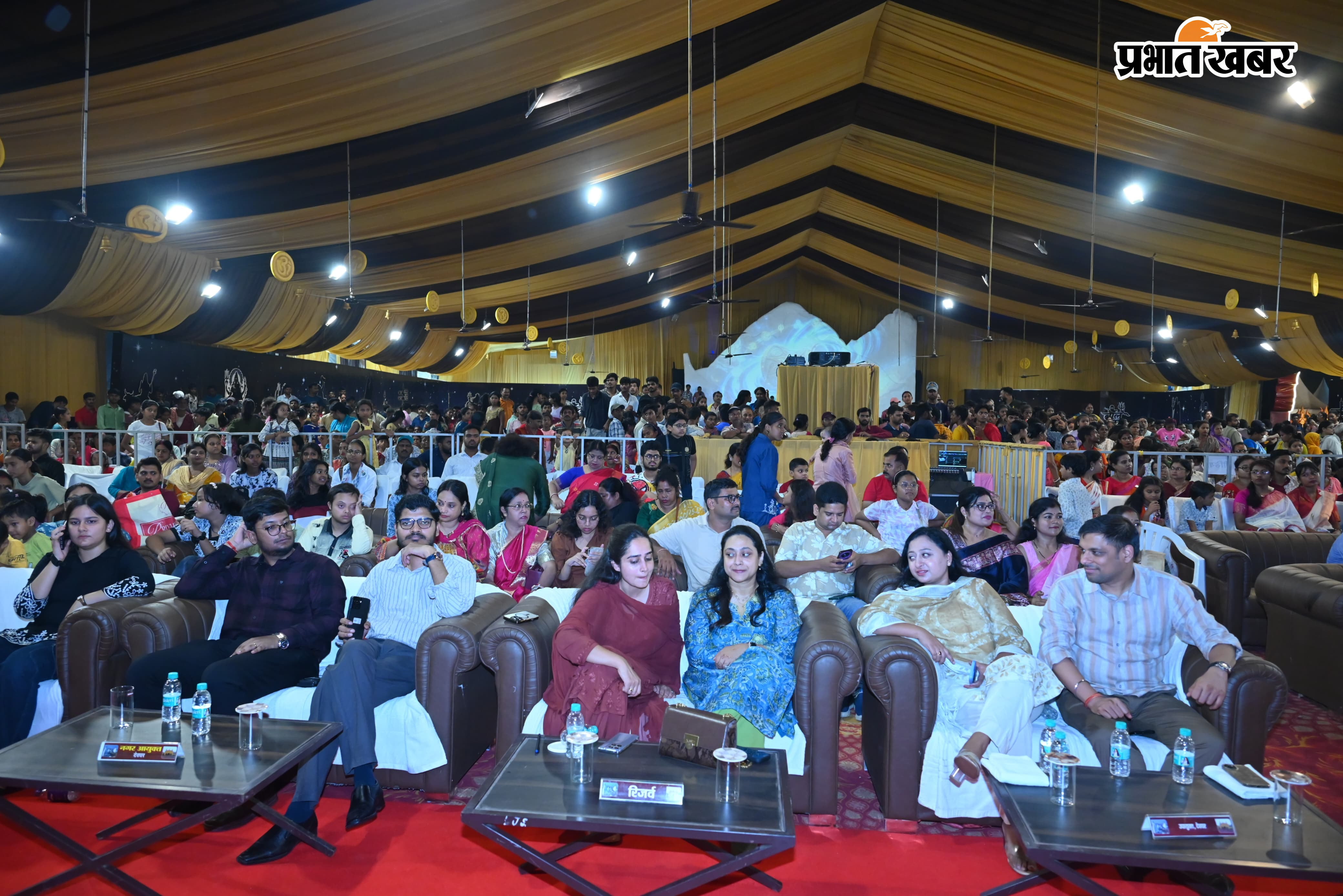 शिवलोक में स्वतंत्रता दिवस की संध्या देस भक्ति गीत और नृत्य का रंगारंग कार्यक्रम पुरस्कार देते डीसी व अन्य अधिकारी | Prabhat Khabar Network