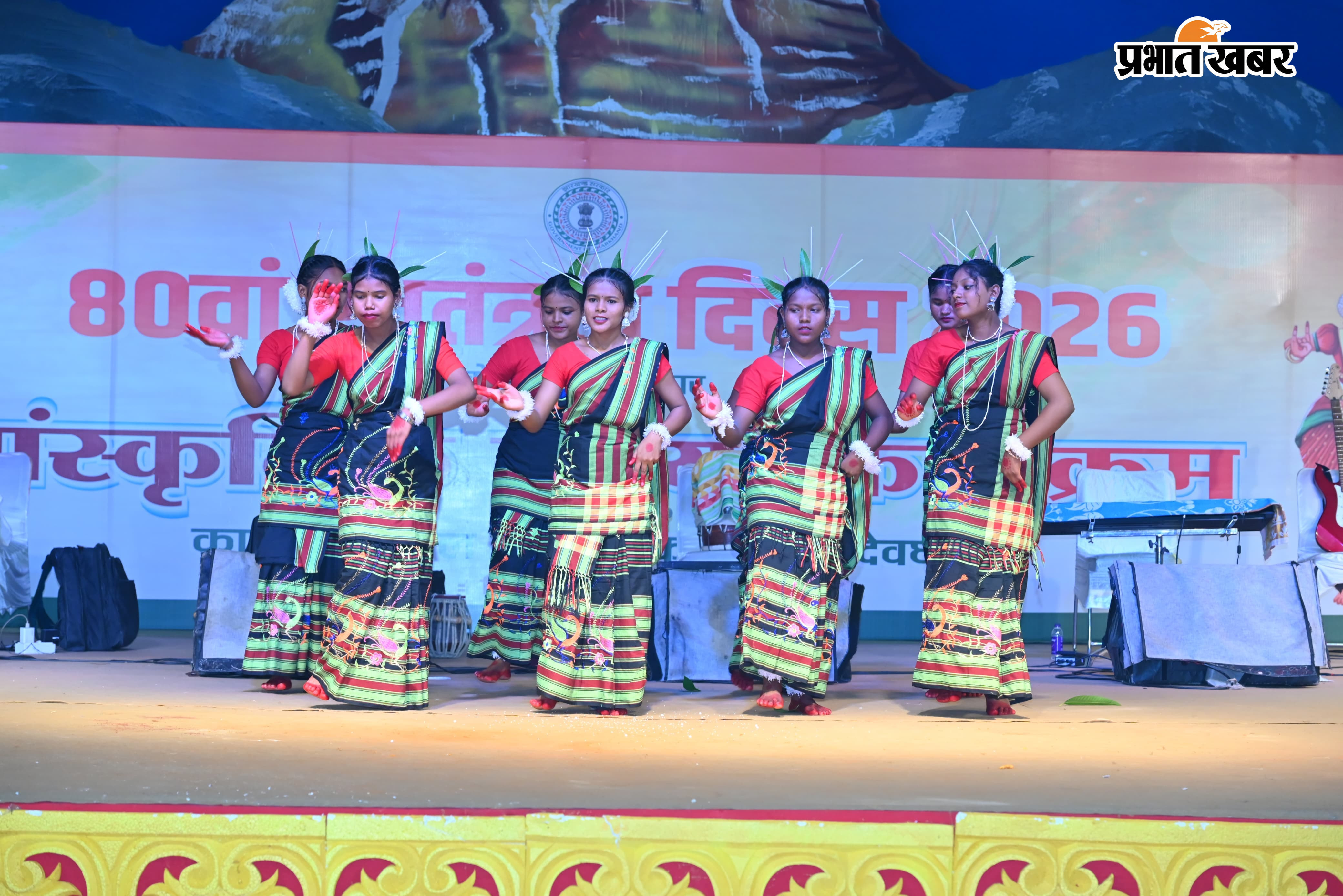 शिवलोक में स्वतंत्रता दिवस की संध्या देस भक्ति गीत और नृत्य का रंगारंग कार्यक्रम पुरस्कार देते डीसी व अन्य अधिकारी | Prabhat Khabar Network