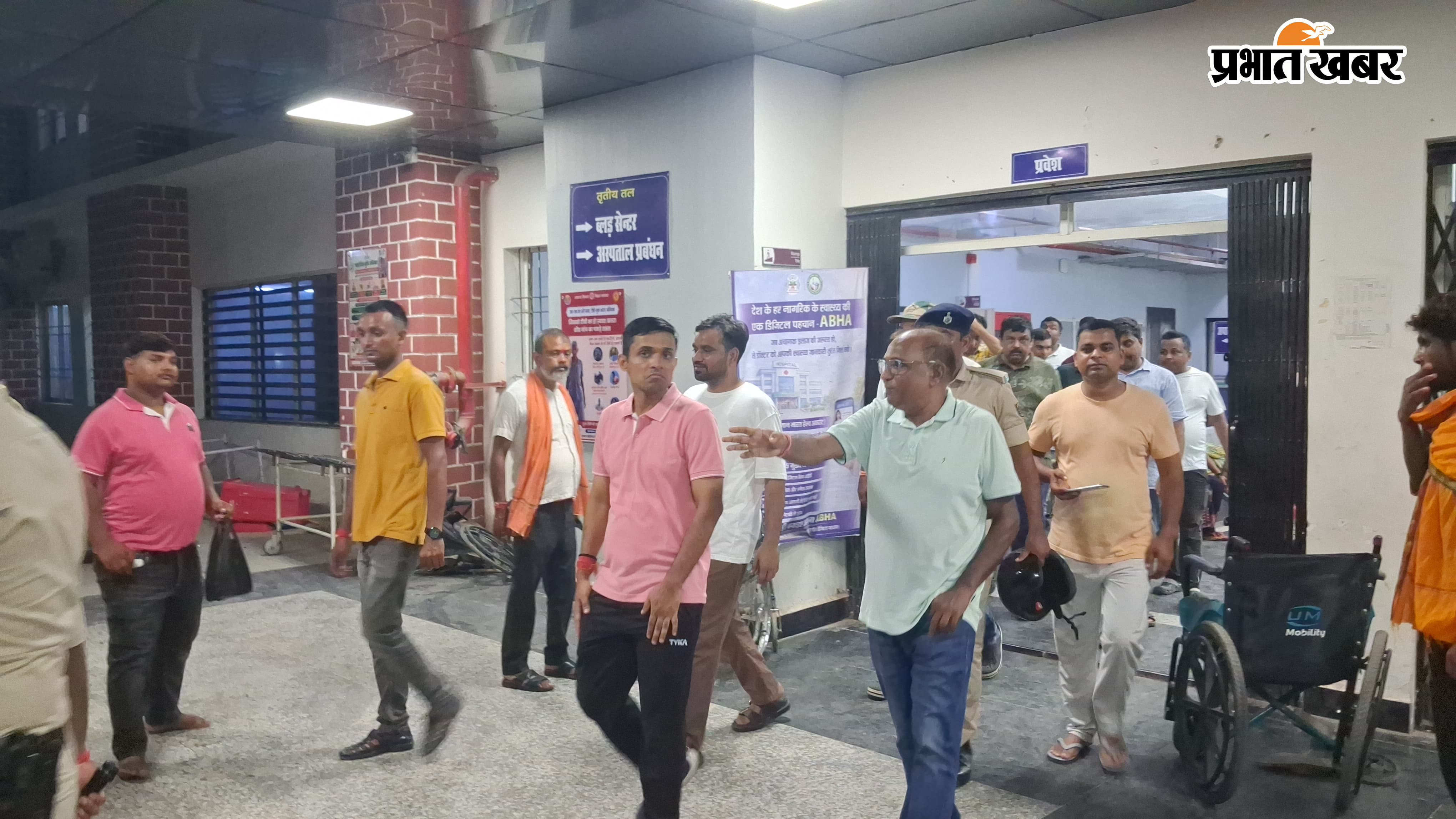 फोटो, एसपी के निरीक्षण के दौरान मौजूद सदर अस्पताल के उपाधीक्षक सहित अन्य लोग . | Prabhat Khabar Network