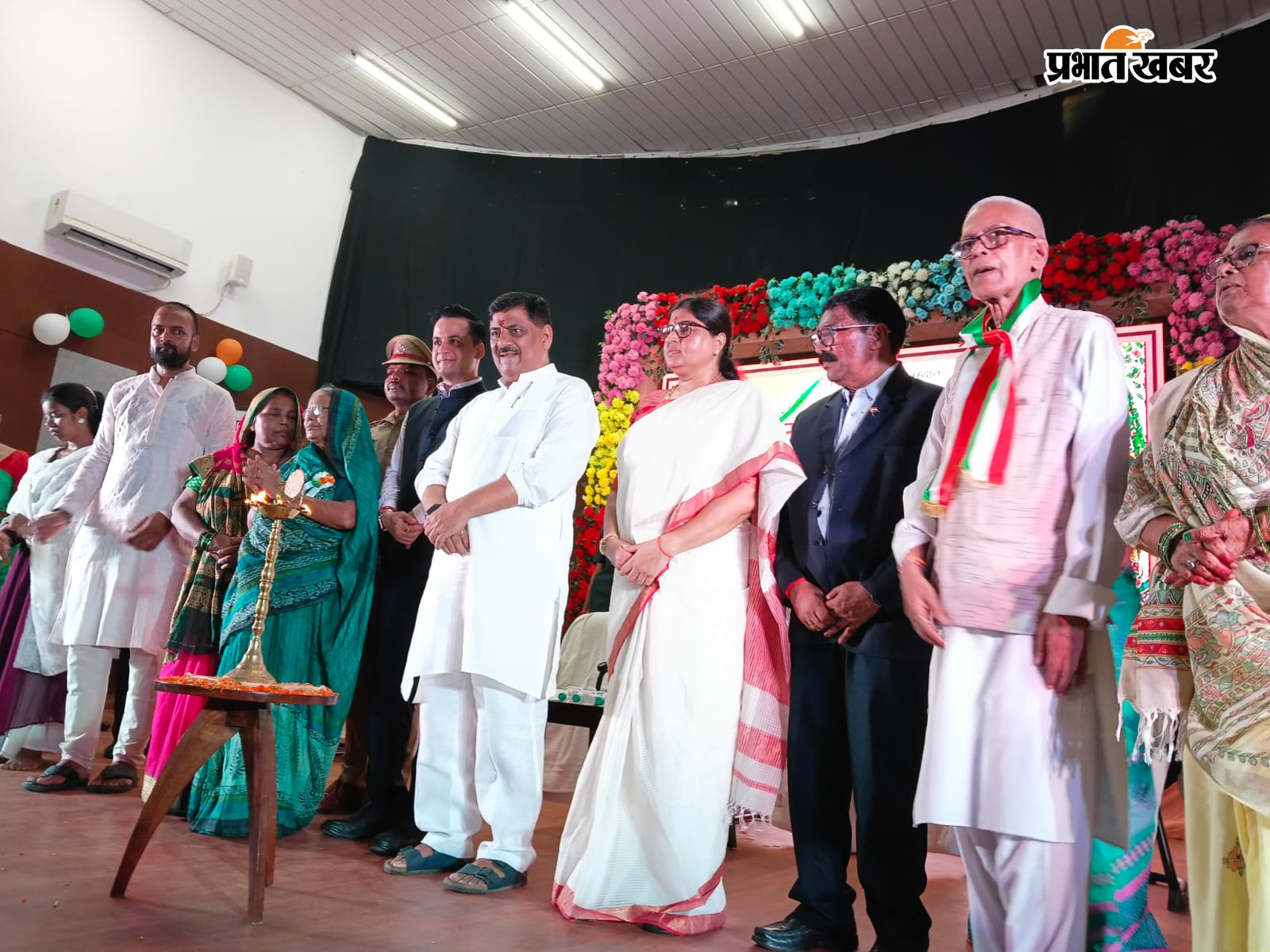 फोटो: विश्व रिकार्ड का प्रमाणपत्र के साथ संस्थान के निदेशक चंद्रशेखर प्रसाद सिंह व अन्य  फोटो: ई पोर्टल के उद्घाटन के अवसर पर मंत्री लेशी सिंह,सांसद संजय झा व अन्य | Prabhat Khabar Network